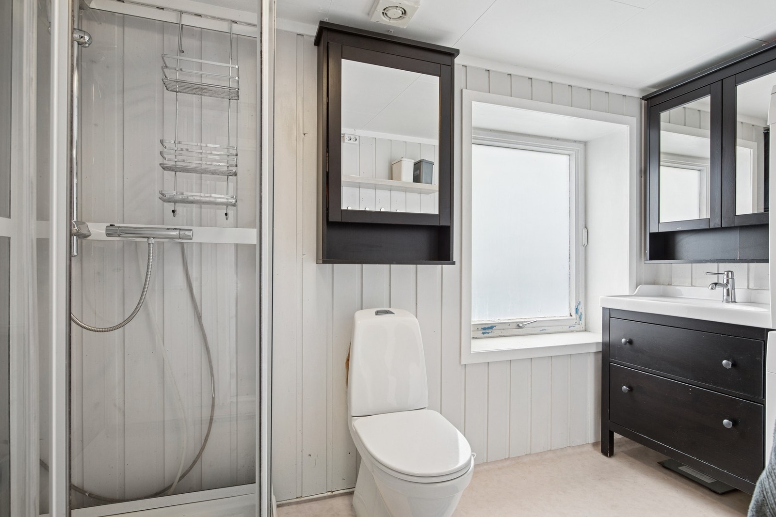 Vinduet slipper inn godt med naturlig sollys. Galleribilde