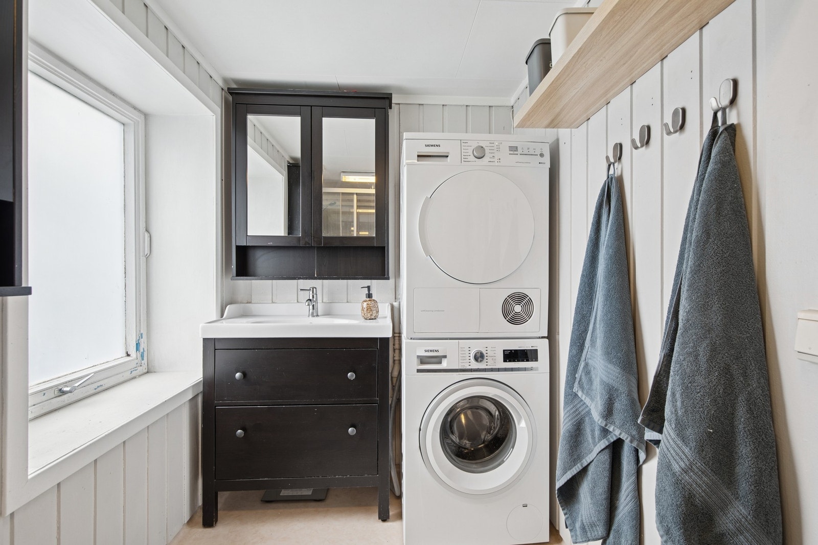 Badet er fra ca. 2005. Her har du servant, frittstående toalett, dusjkabinett og opplegg for vaskemaskin/tørketrommel. Galleribilde