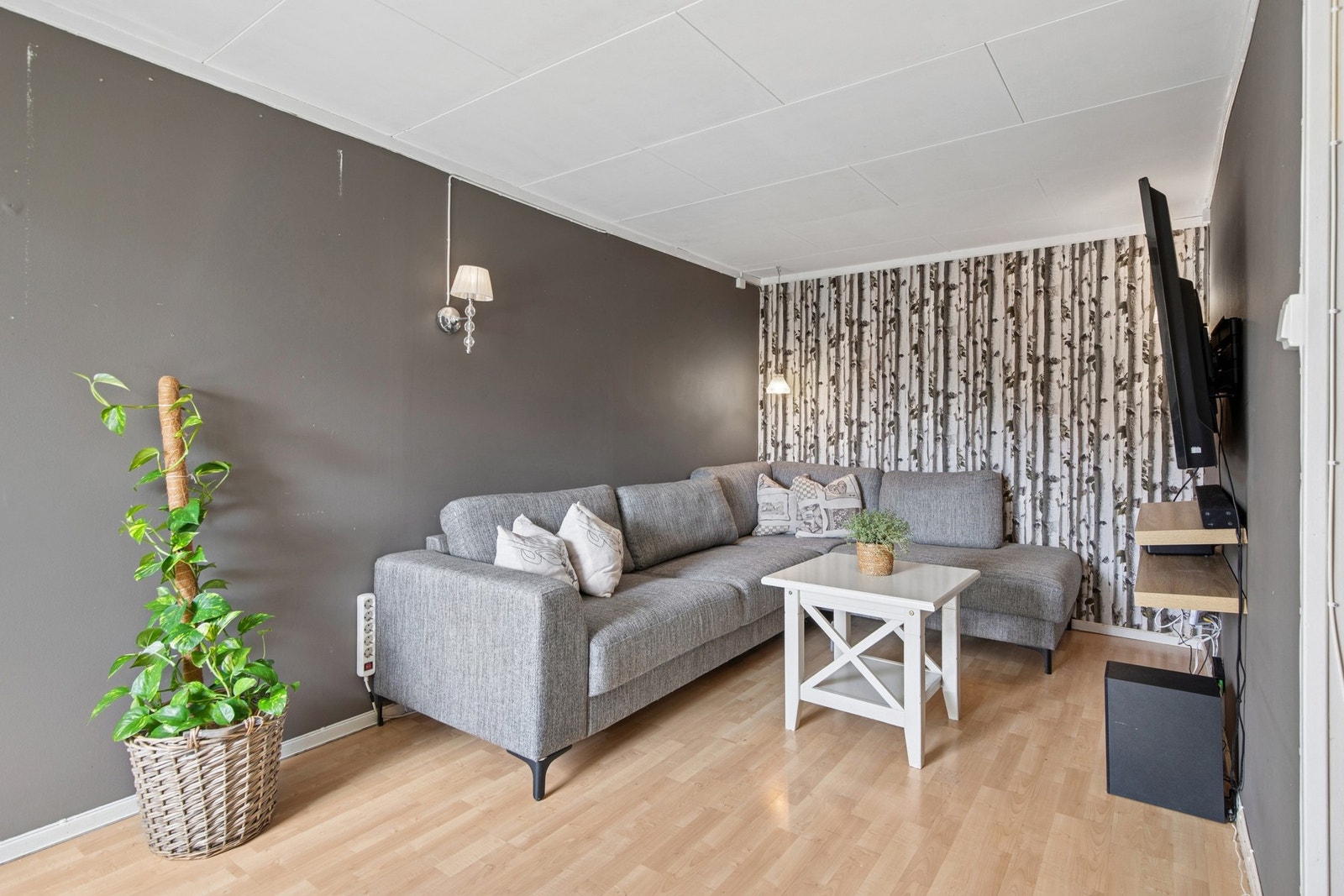 Veggene er malt i mørkere toner, og tapetveggen gir rommet et personlig preg. Galleribilde