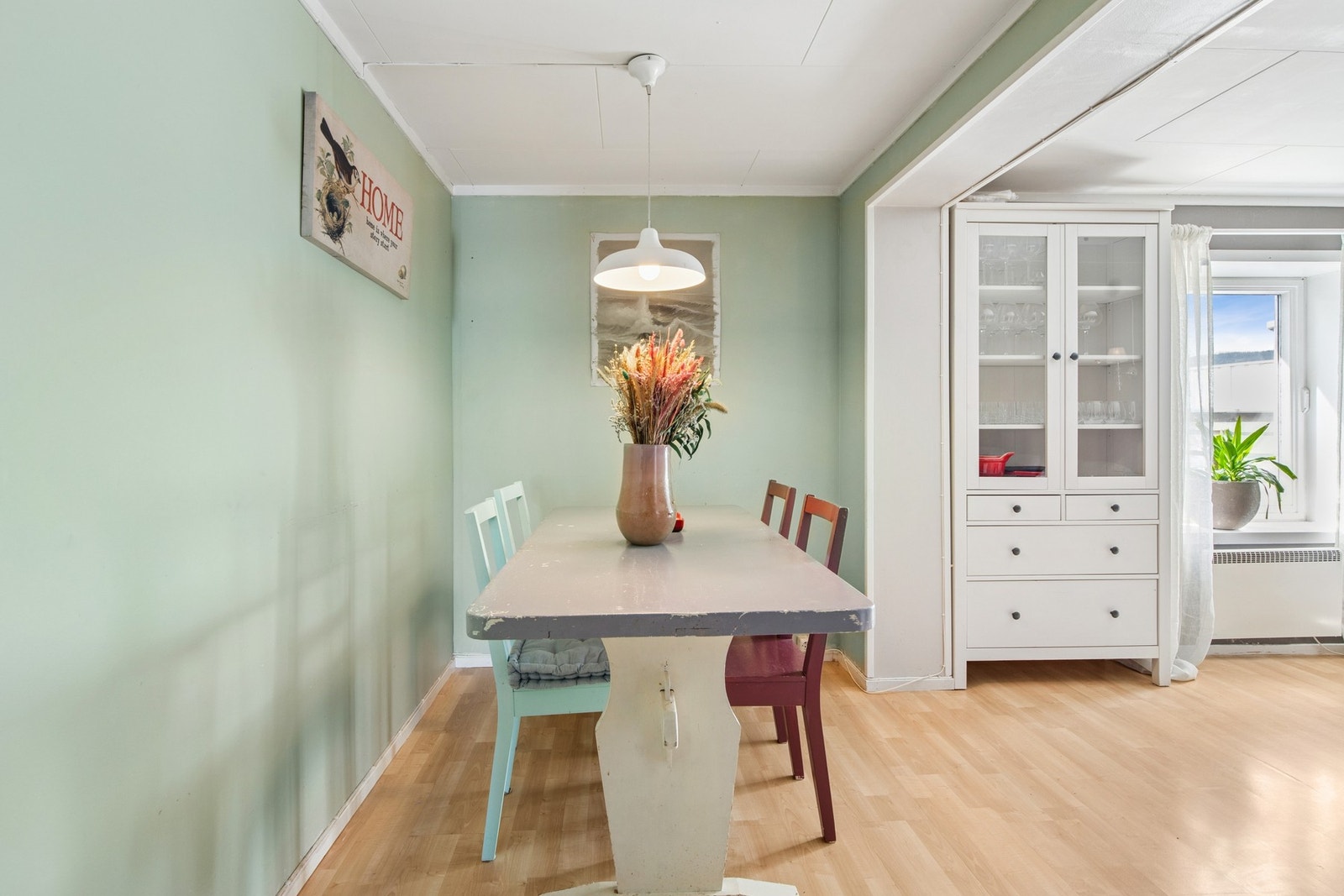 Spiseplassen ligger i tilknytning til stuen, og har plass til et større spisebord. Galleribilde