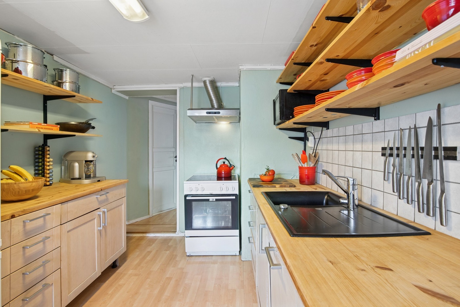 Boligen består av entre, baderom, kjøkken, spisestue, stue, 2 soverom og garderobe samt kott. Galleribilde