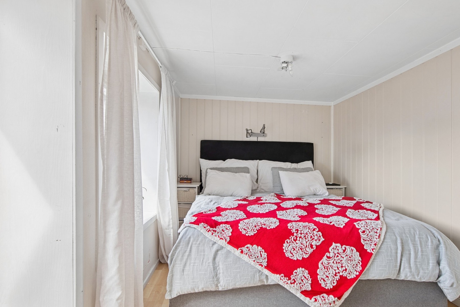 Hovedsoverommet har god plass til dobbeltseng og nattbord. Galleribilde