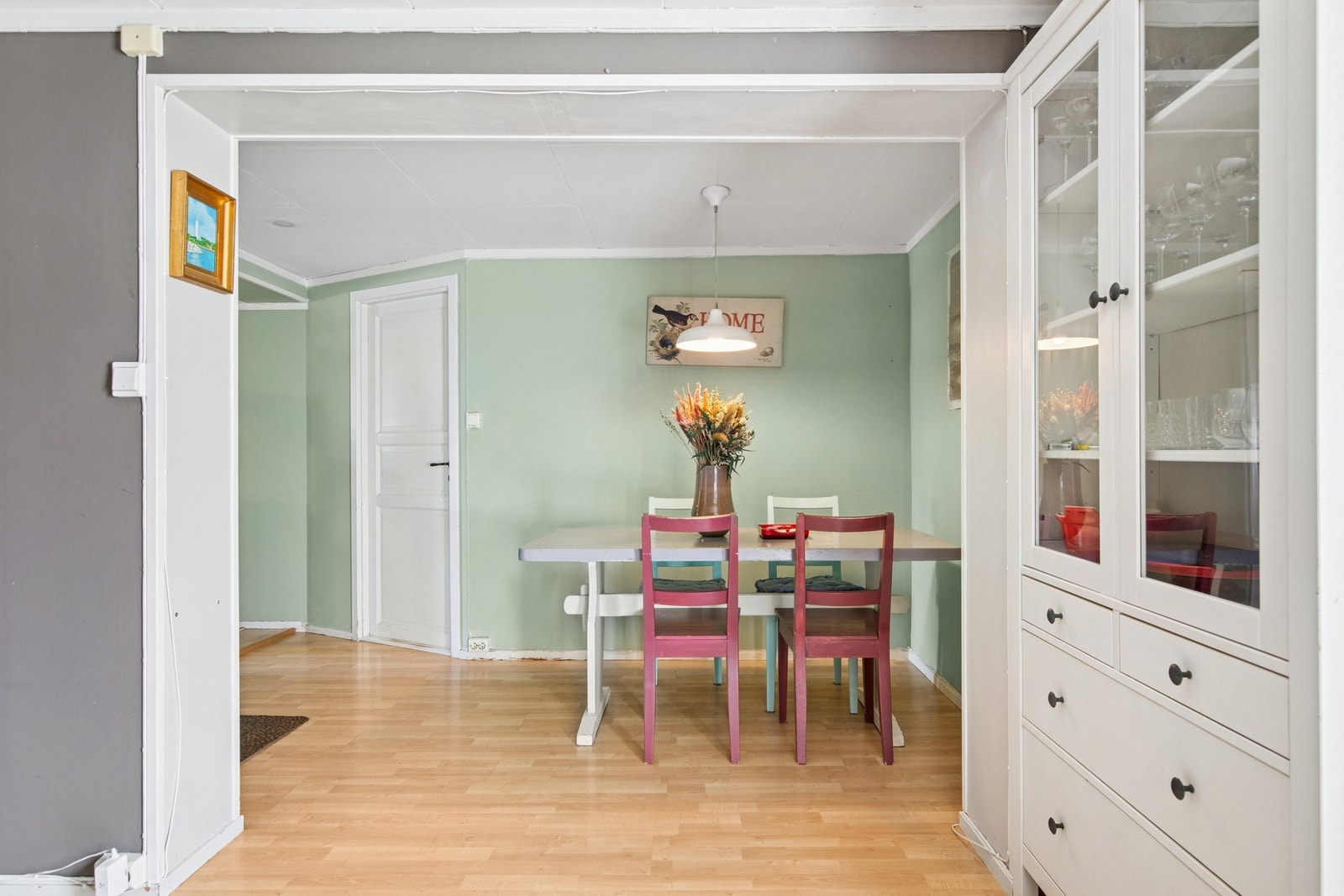 Naturlig lys fra vinduet skaper en trivelig ramme rundt måltidene. Galleribilde