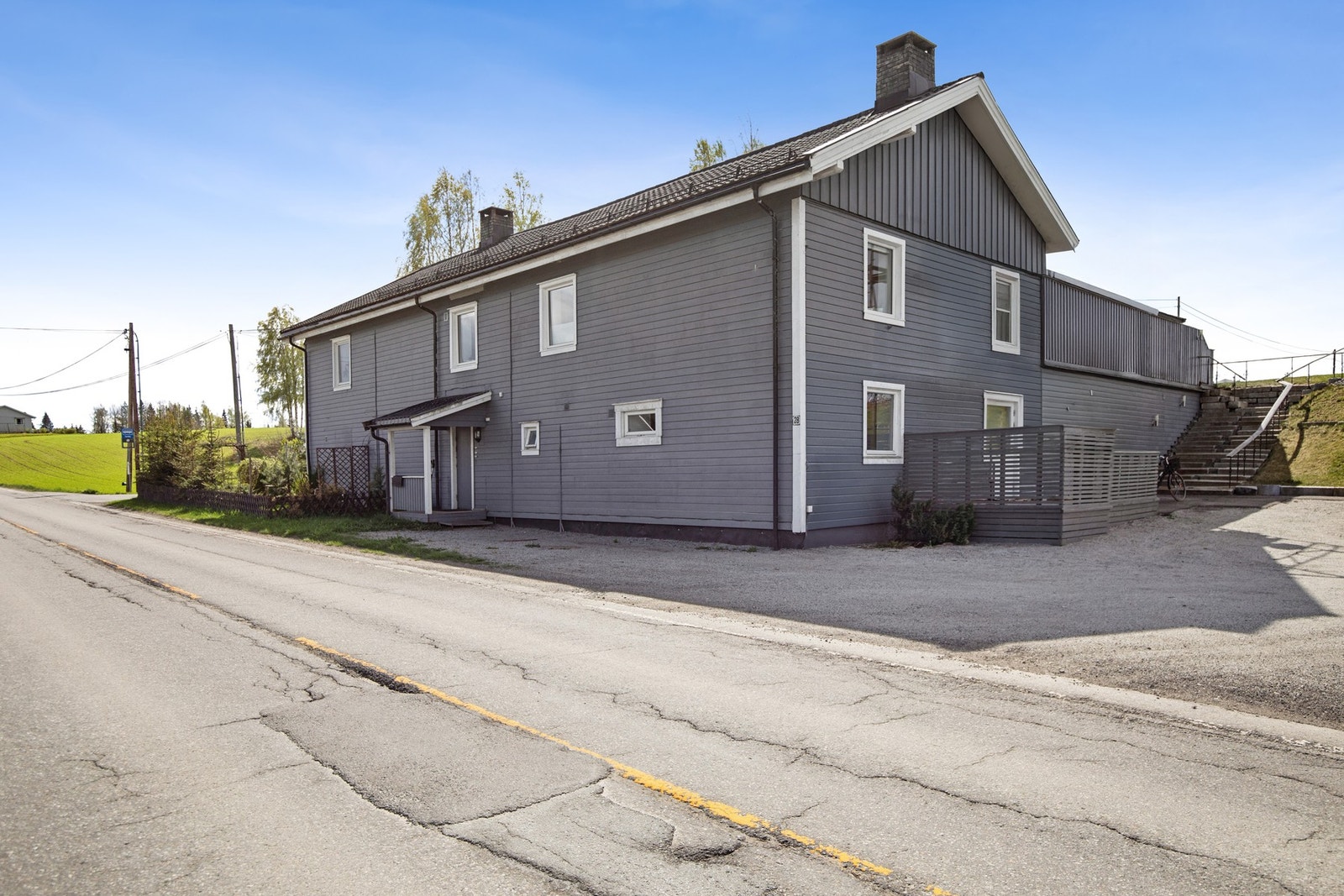 Leiligheten ligger i andre etasje med adkomst via felles trappeoppgang. Galleribilde