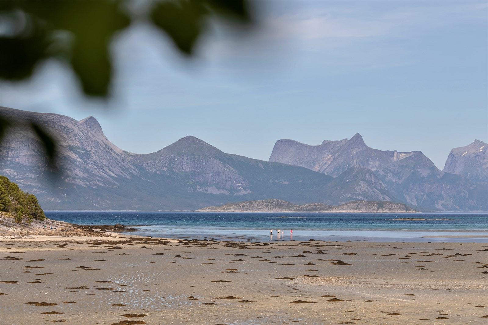 På flotte dager kan du ta deg et bad på de flotte strendene i nærområdet Galleribilde