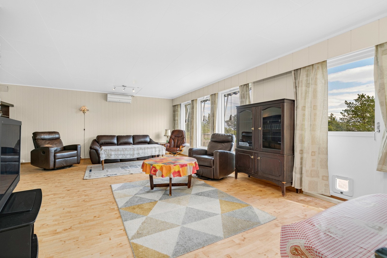 Det er vinylbelegg på gulv og vegger malt i lys farge. Galleribilde