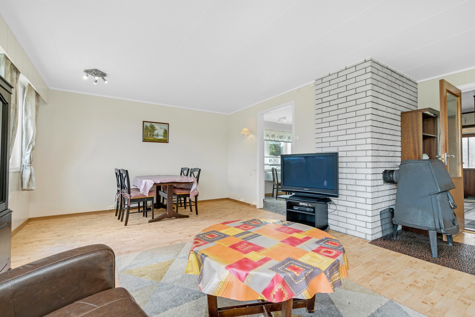 Du har god plass til spisemøbler i nær tilknytning kjøkkenet. Galleribilde