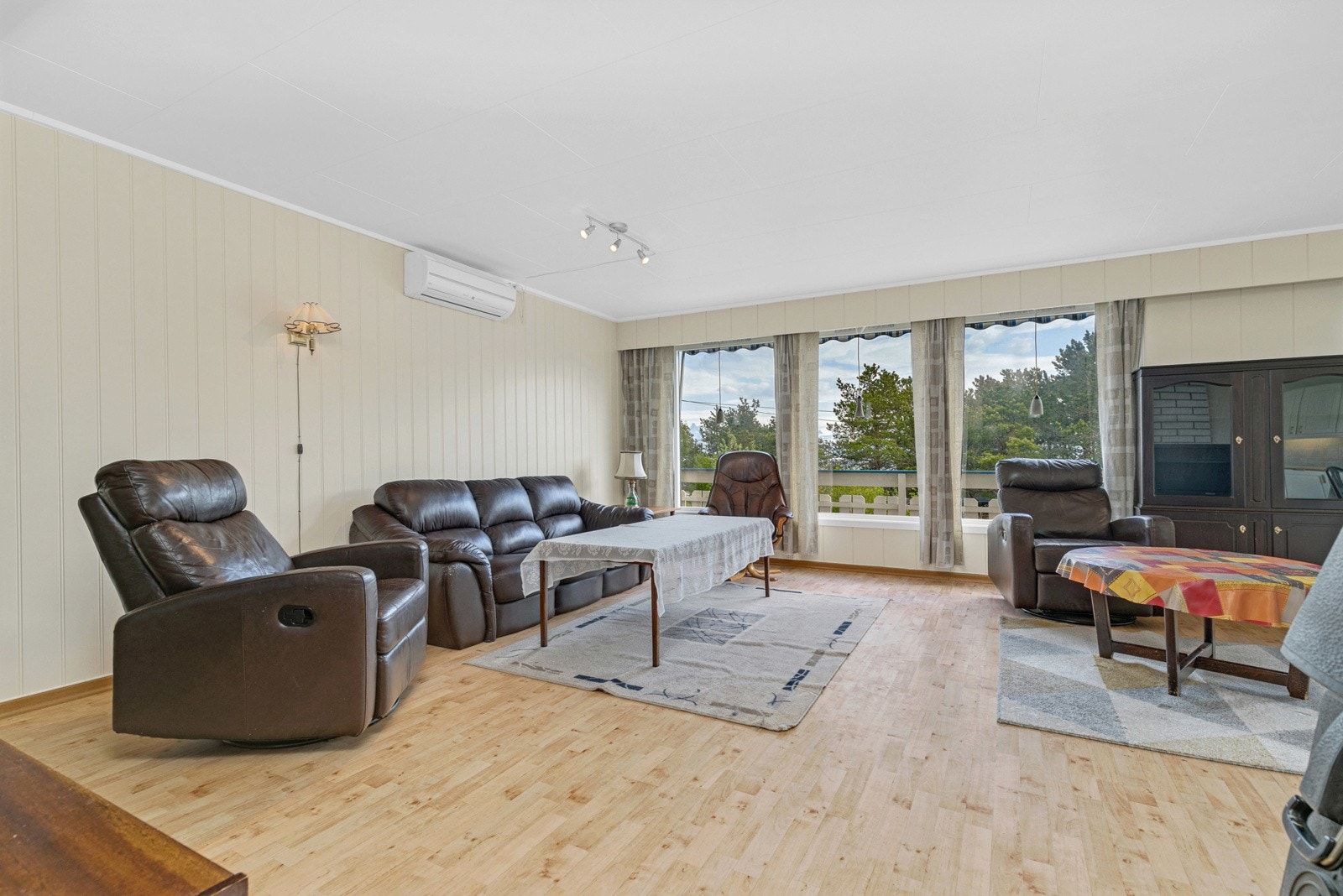 Vi starter i stuen hvor du har godt lysinnslipp fra flere store vindusflater. Galleribilde