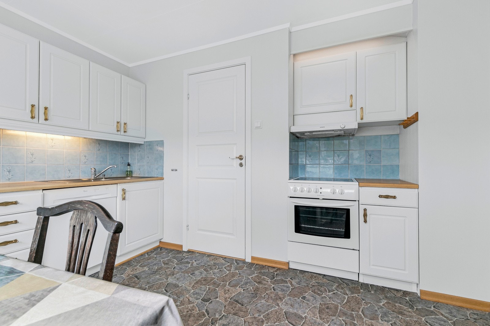 Kjøkkeninnredning med profilerte fronter og laminat benkeplate. Galleribilde