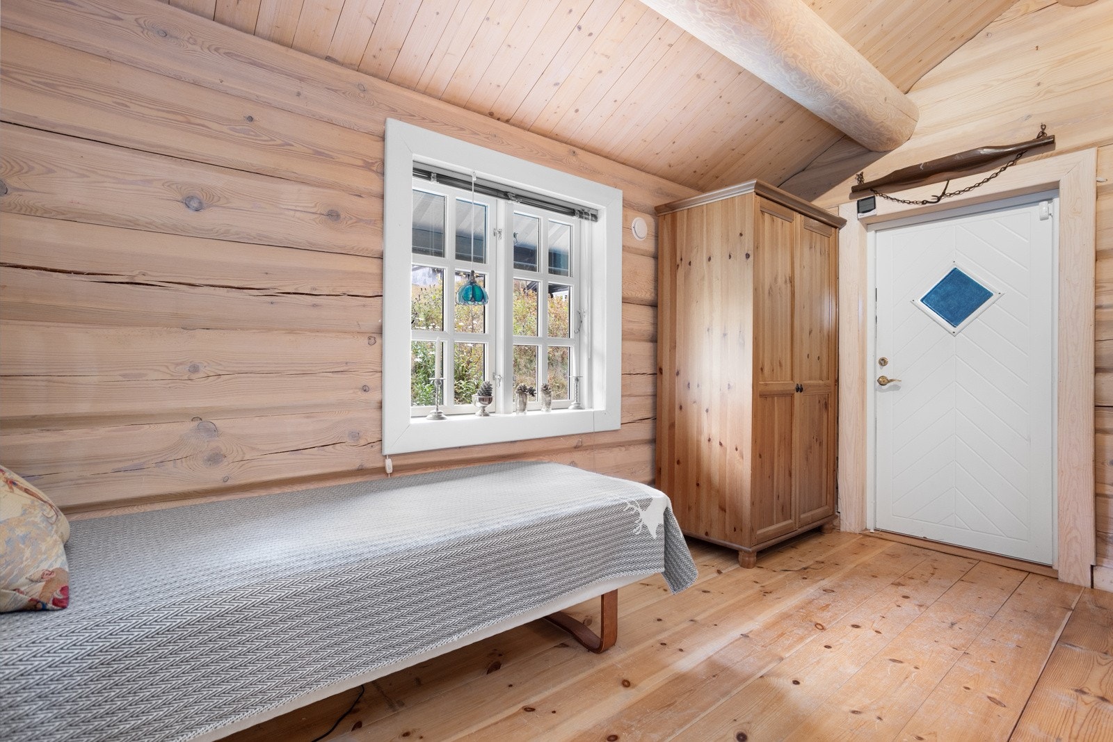 Soverom II er innredet med enkeltseng og garderobeskap. Dette rommet har egen inngangsdør fra carporten og kan fint fungere som kombinert bi-inngang/garderoberom Galleribilde