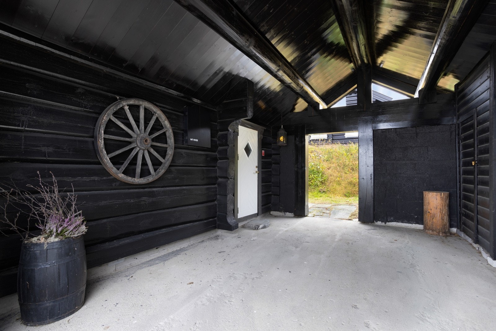 Gode parkeringsmuligheter i egen gårdsplass og i carport med direkte adkomst inn til hytta Galleribilde