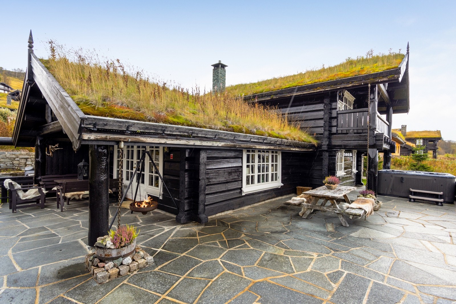 Meget romslig terrasse på ca. 76 kvm som strekker seg rundt hytta Galleribilde