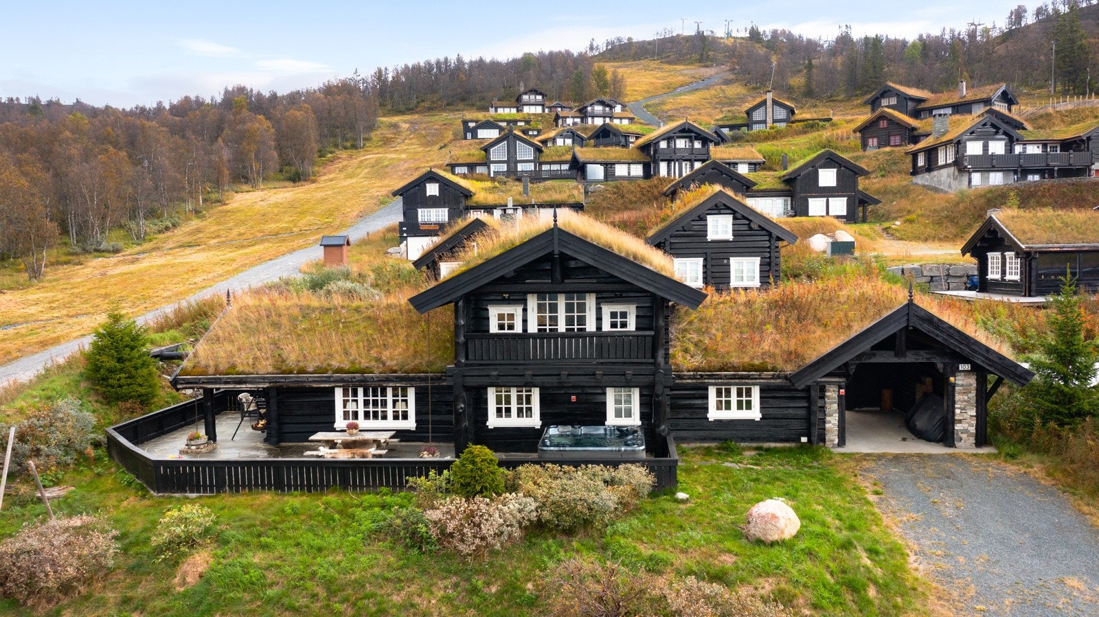 Privatmegleren har gleden av å presentere Listaullii 103! Eiendommen ligger i attraktive Listaullii med endetomt ut mot skibakken og panoramautsikt over Hardangervidda, fjellrekkene og flere vannspeil Galleribilde