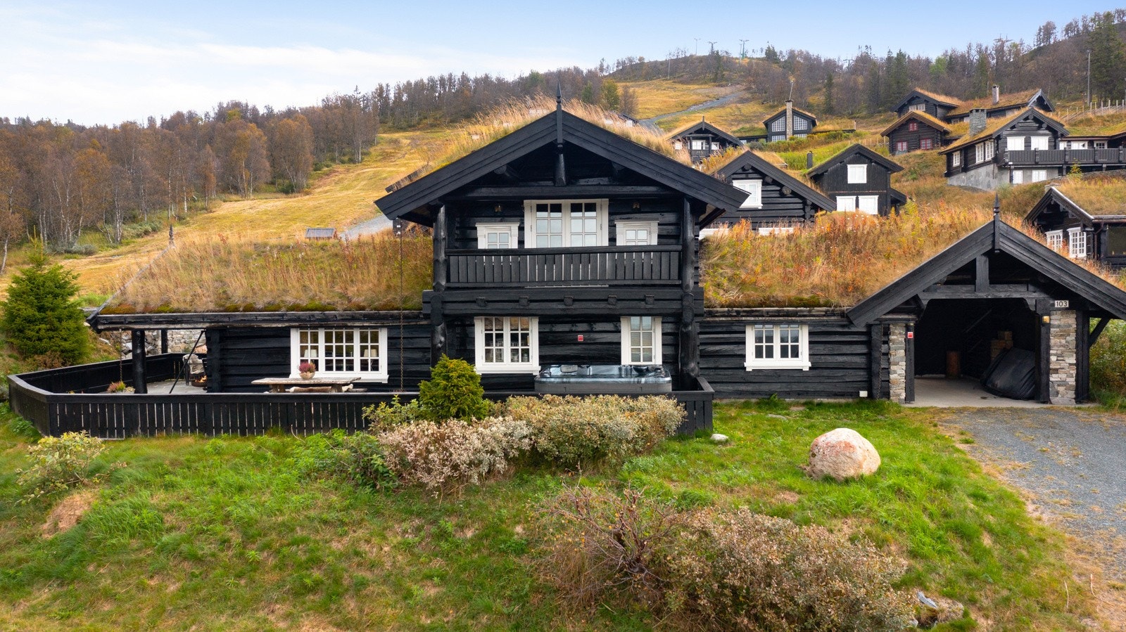 Fra hytta kan man spenne på seg skiene og skli rett ut i anlegget - og hjem igjen etter endt dag Galleribilde