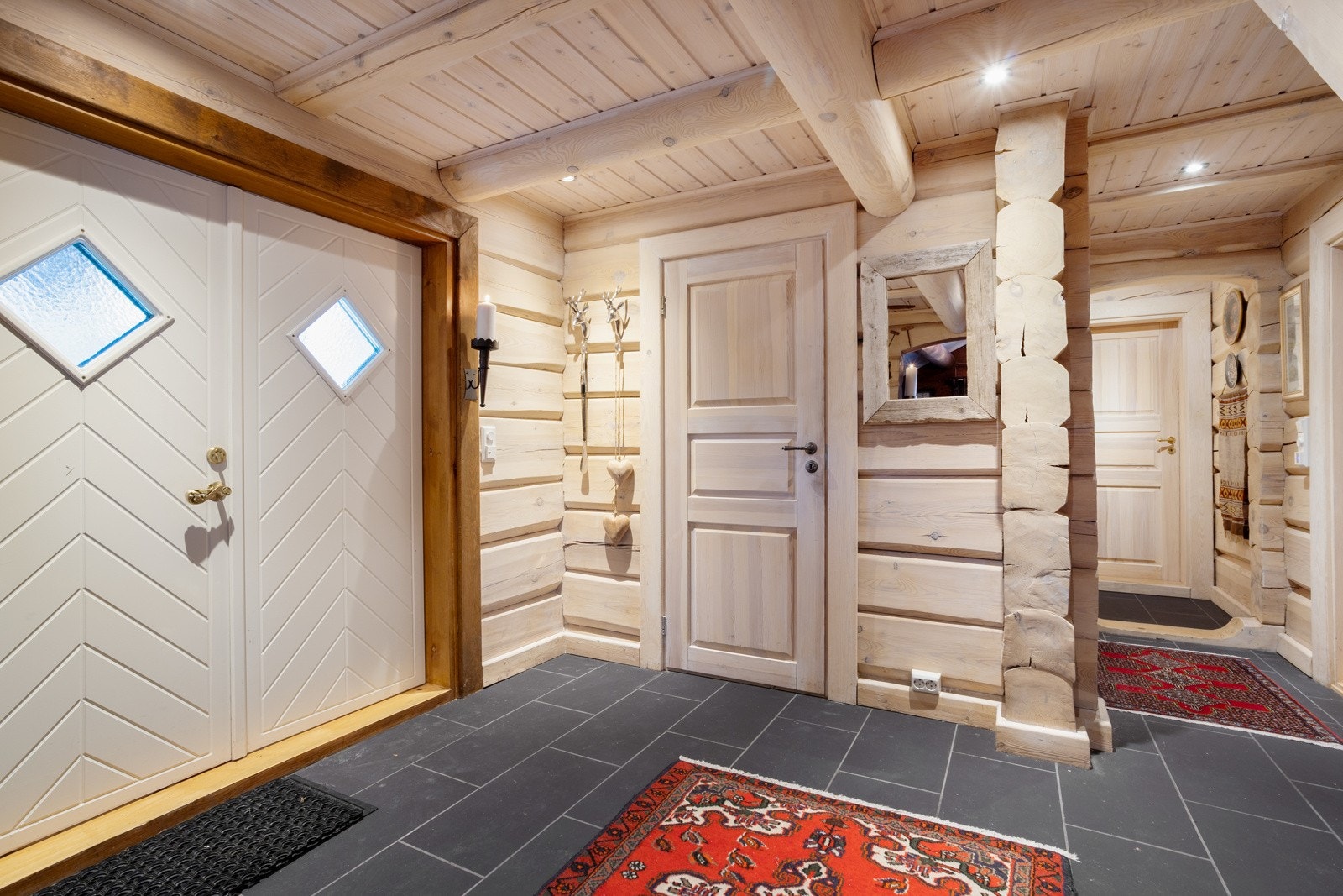 Innbydende entrè/hall med flislagt gulv og varmekabler. Fra hallen er det direkte adkomst inn til bod/teknisk rom Galleribilde