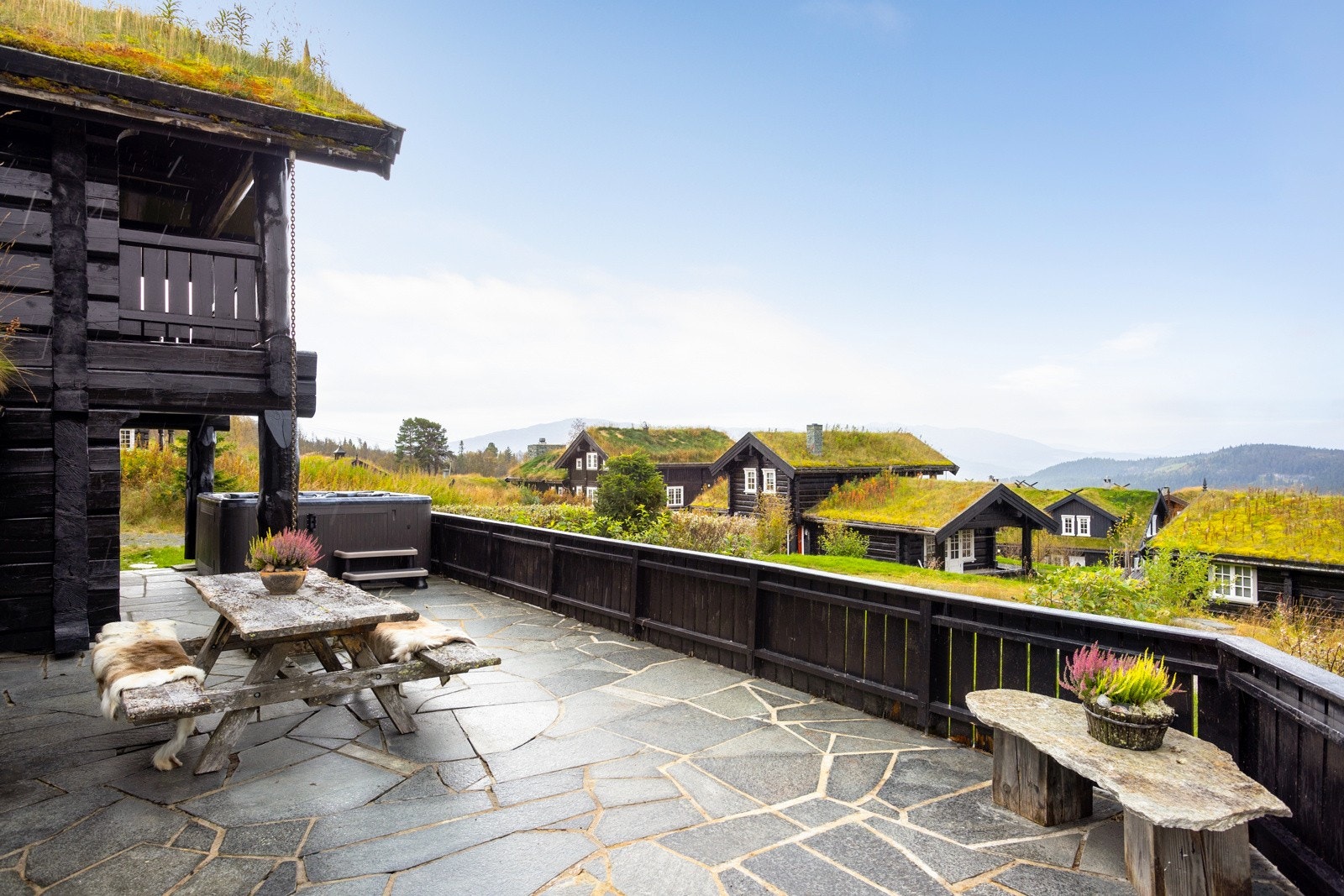 Fra denne terrassen kan man nyte solnedgangen og synet av hvitkledde fjelltopper Galleribilde