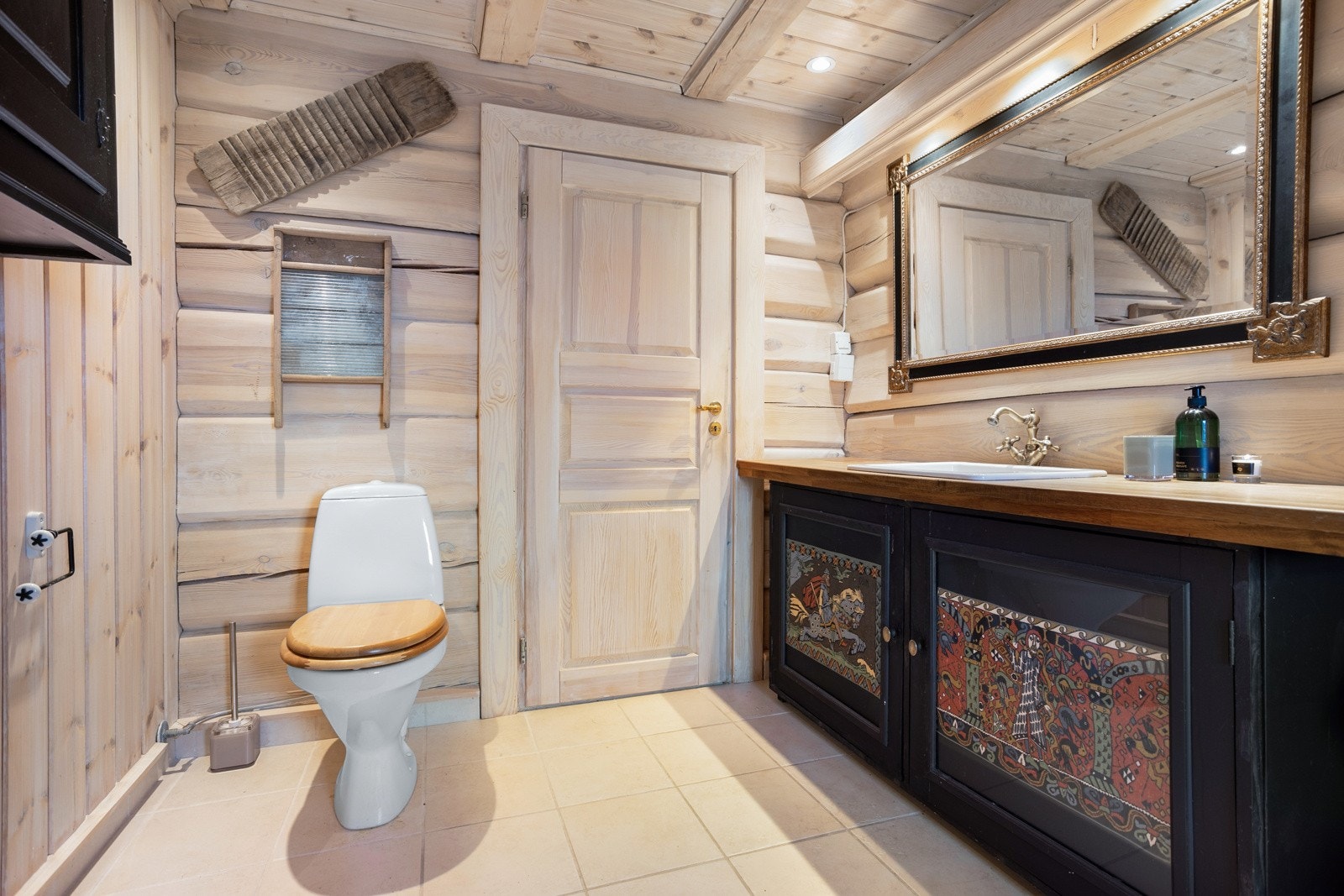 Badet har flislagt gulv med varmekabler og tømmervegger Galleribilde