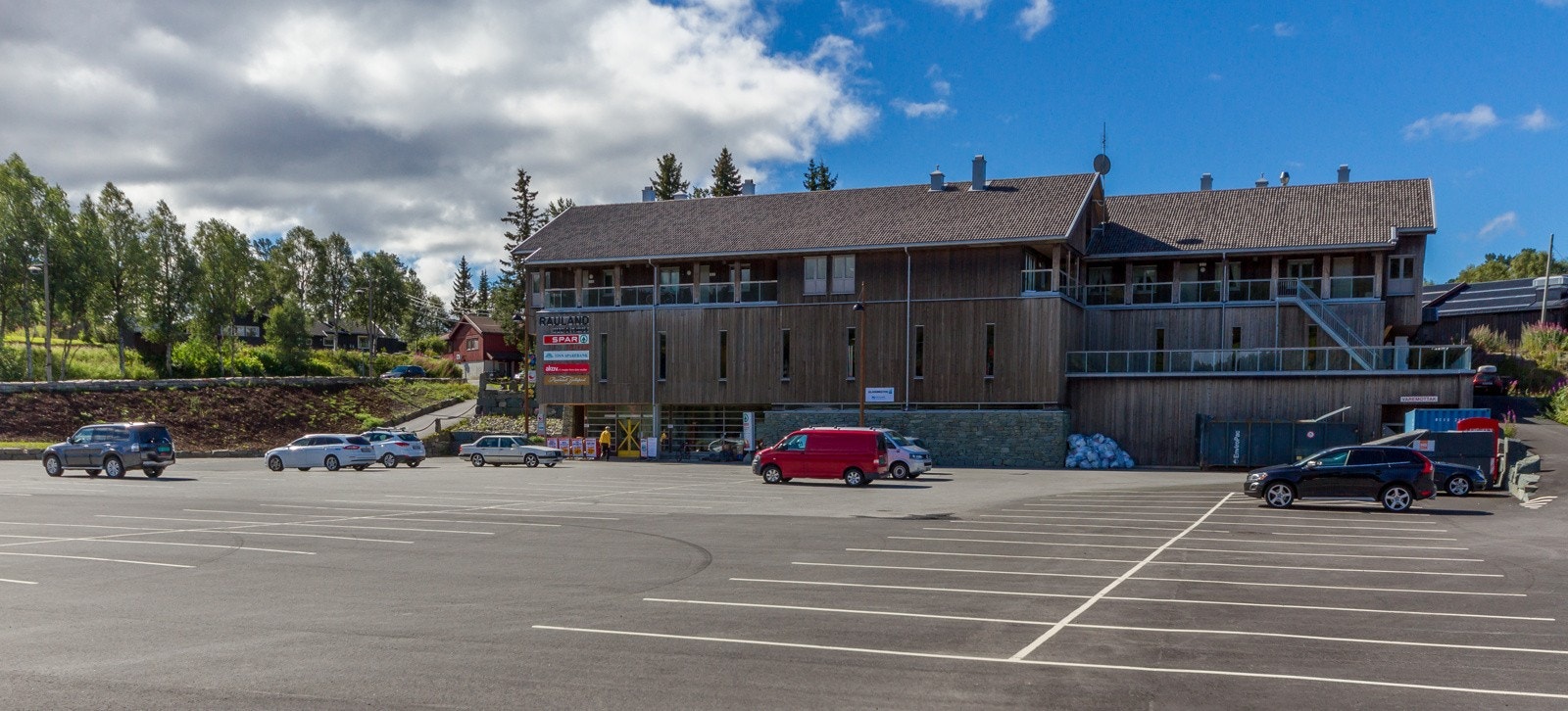 Spenn på deg skiene ved hytteveggen og ta en nydelig skitur på ca. 1 mil ned til Rauland sentrum. Her går skisporene direkte inn til Bakeriet, restaurant og butikker. Ta en lunsj i solveggen og hopp på (gratis) skibuss hjem igjen Galleribilde