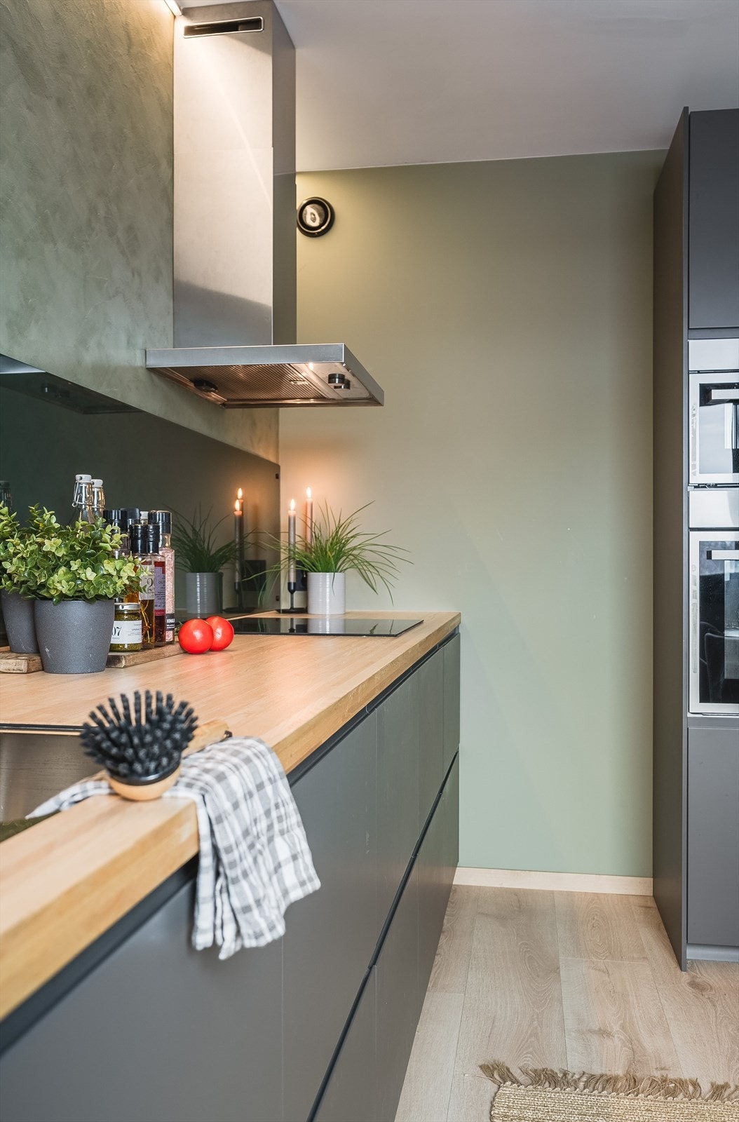 Innredningen har glatte fronter, heltre benkeplate med nedfelt oppvaskkum og glassplater i benkeryggen. Kjøkkenet er fullt utstyrt med integrerte hvitevarer som medfølger i handelen. Det er også montert komfyrvakt og lekkasjestopper. Galleribilde