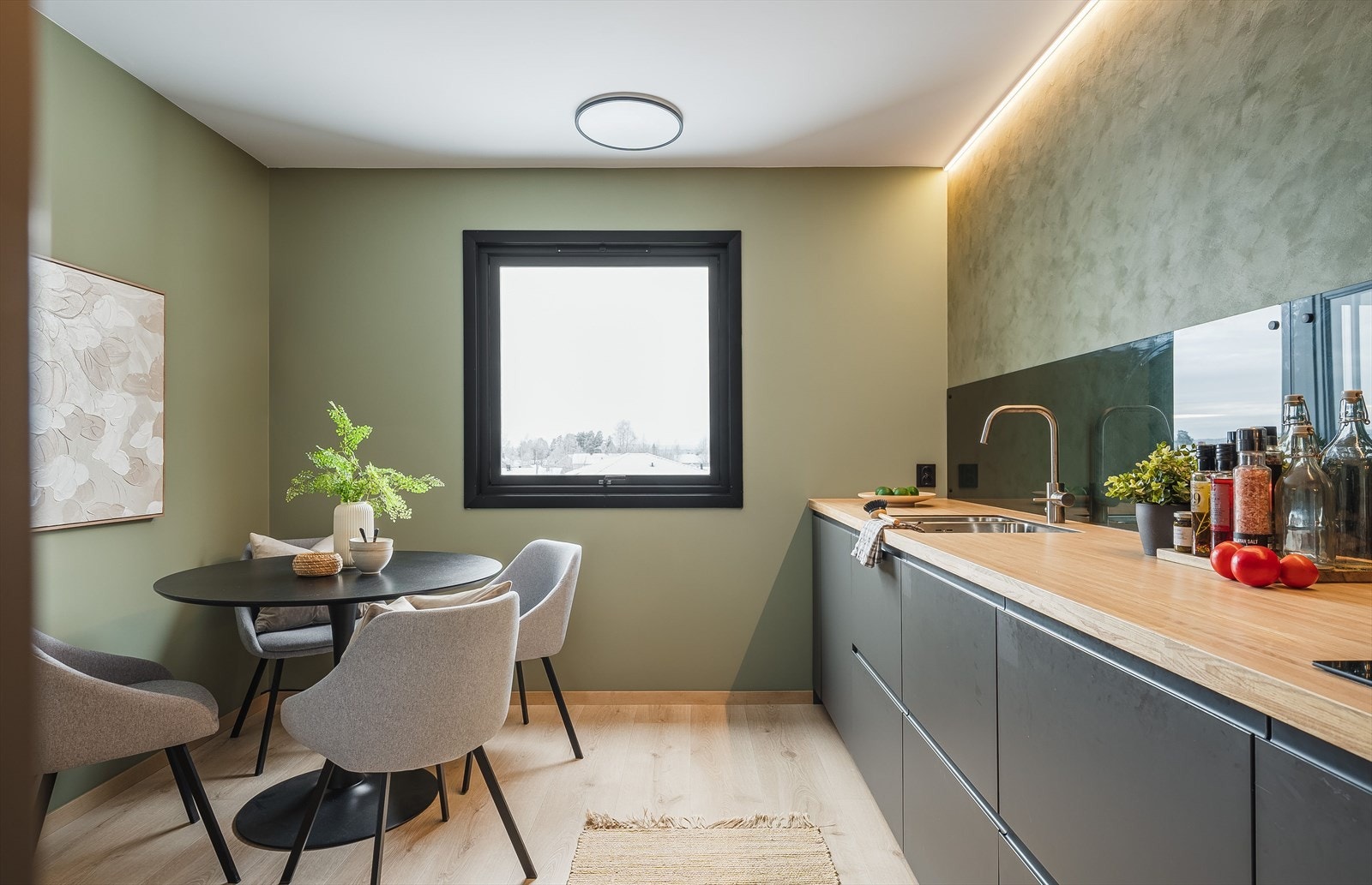 Smakfullt oppusset i 2022 med enstavs gulv, glatte malte overflater og et lekkert kjøkken med integrerte hvitevarer. Galleribilde