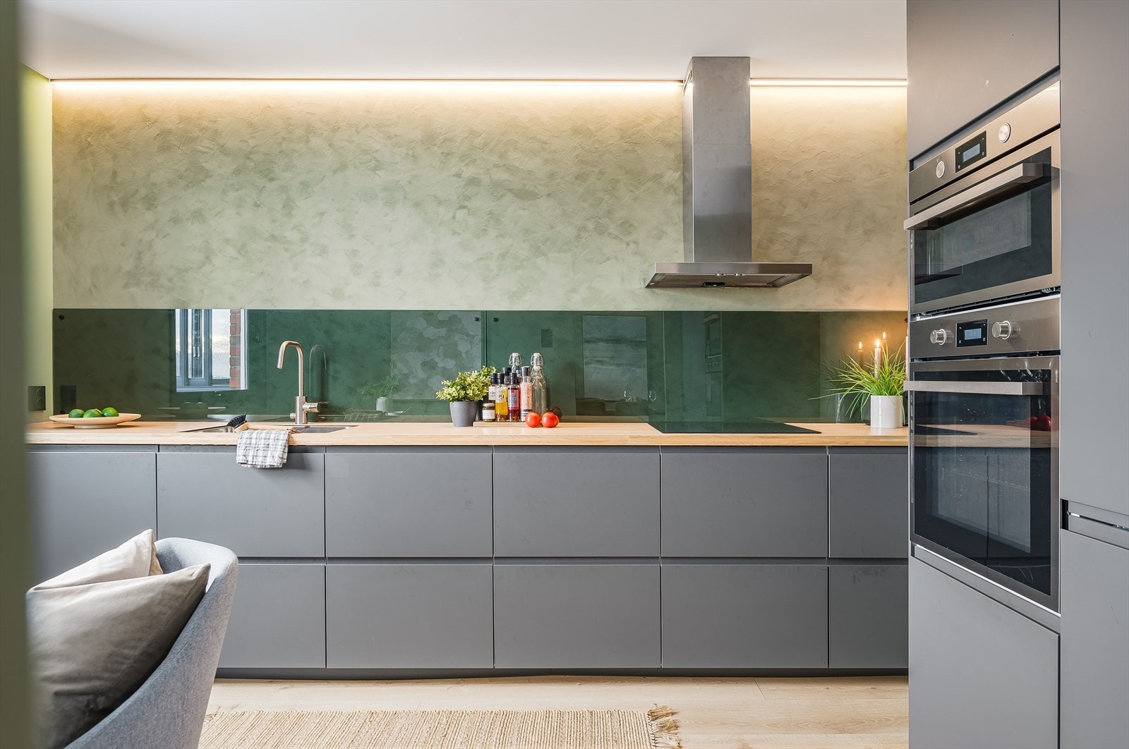 Kjøkkenet ligger i et eget rom i naturlig tilknytning til stuen. Stilrent Ikea-kjøkken fra 2022 med god skap- og benkeplass. Galleribilde