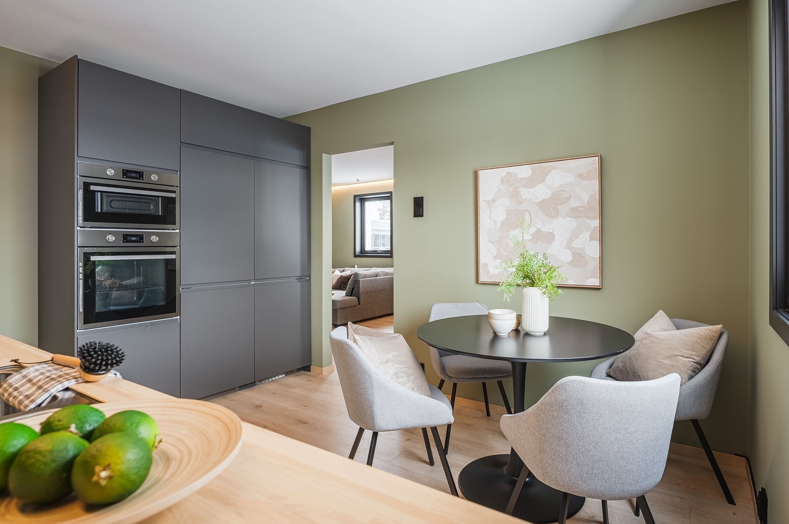 Det er plass til et spisebord som gjør at også kjøkkenet blir et naturlig oppholdsrom og samlingspunkt. Galleribilde