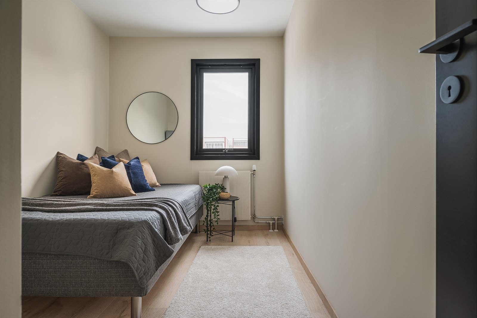 Soverom 3 er et fint rom som passer perfekt som barnerom, gjesterom eller kontor. Soverommet har samme gode og moderne standard fra 2022 som resten av leiligheten. Galleribilde