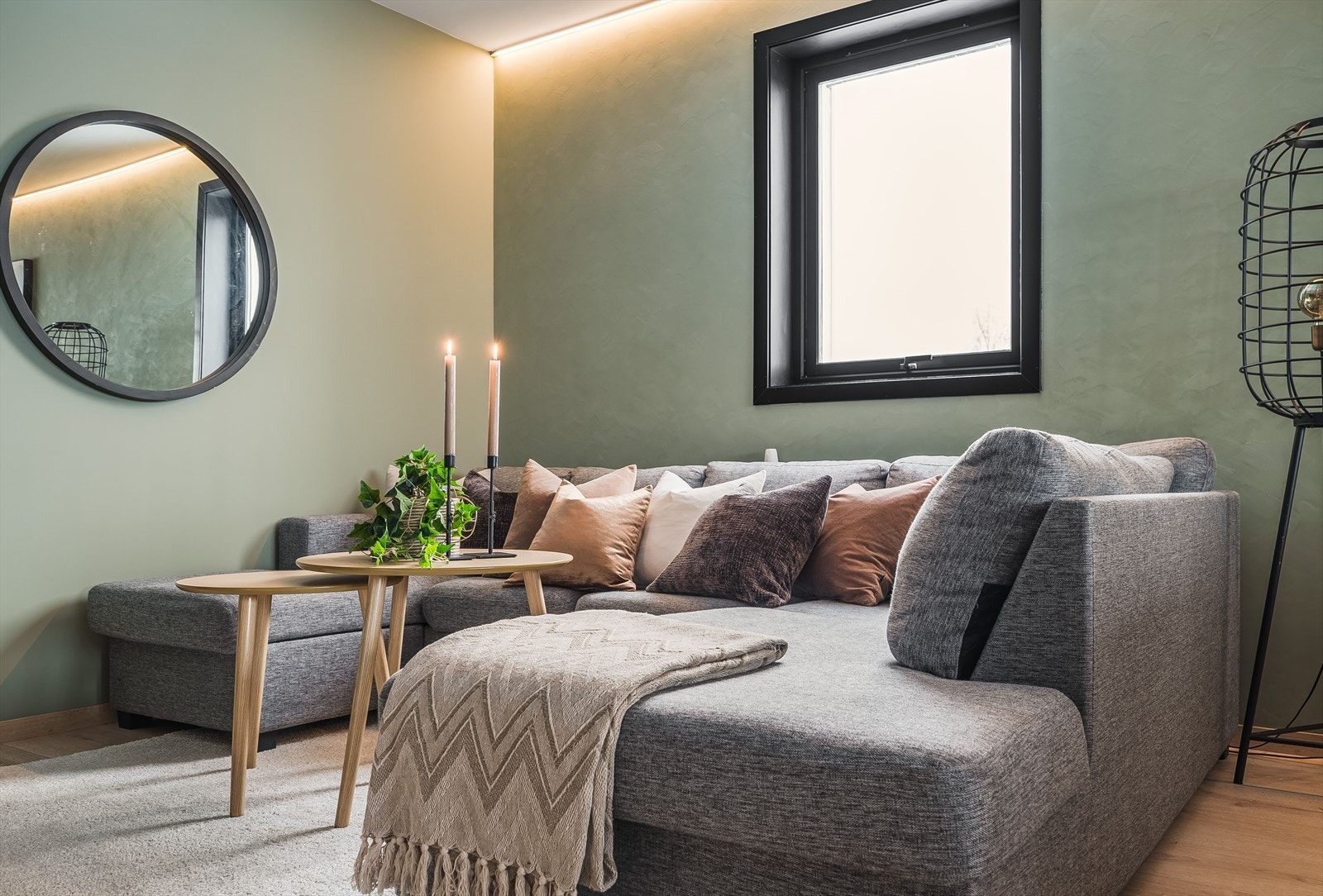 God og moderne standard med enstavs høytrykkslaminatgulv fra 2022, glatte overflater malt i en fin grønnfarge i 2022 og skjult elektrisk anlegg. Galleribilde