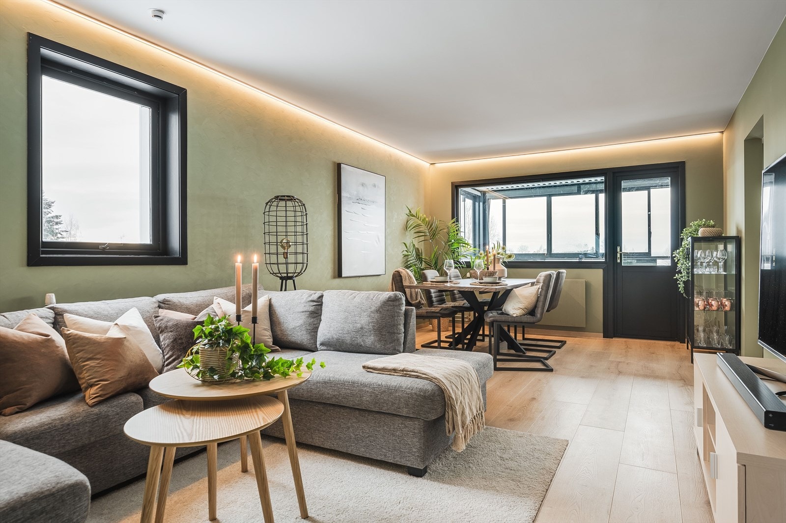 En svært gjennomført og flott 4-roms topp-/endeleilighet som er vesentlig oppusset i 2022 - her kan du flytte rett inn! Galleribilde