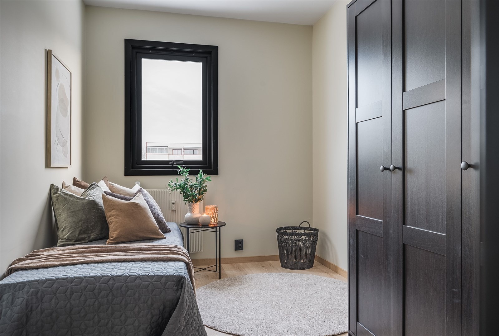 Soverom 2 er et lyst og fint rom med plass til seng og kontorpult, samt god oppbevaringsplass i medfølgende garderobeskap. Galleribilde