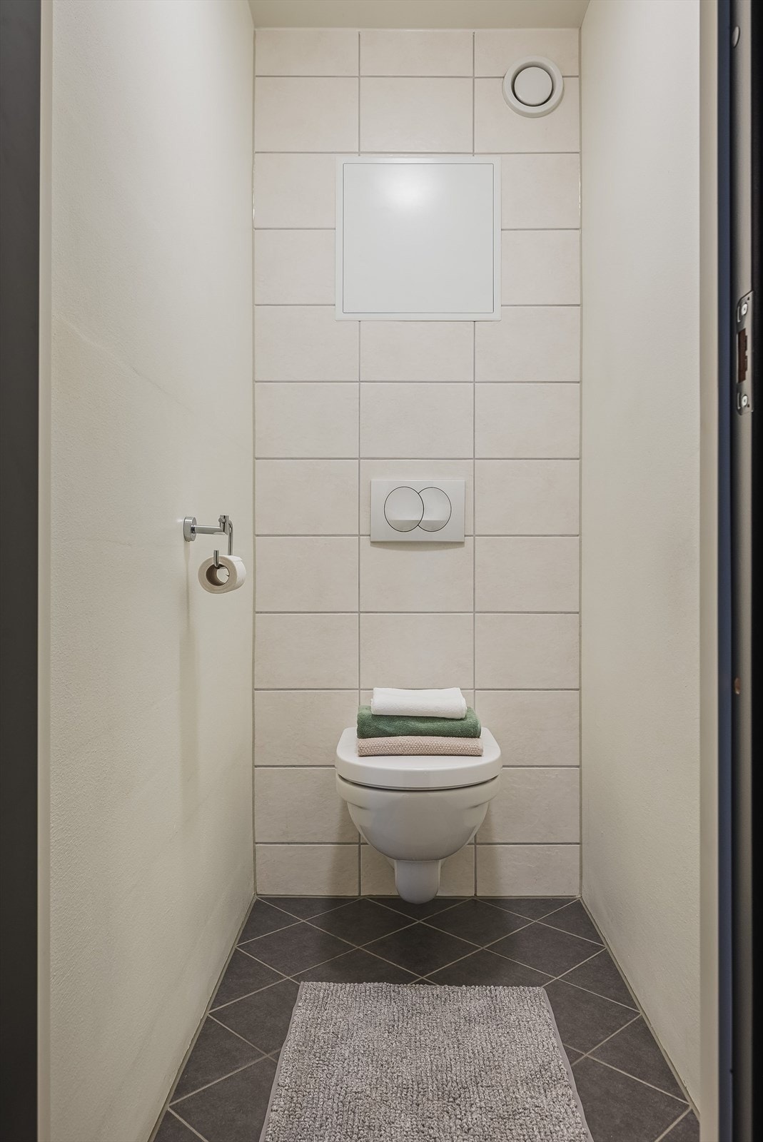 Vegg-i-vegg med baderommet har du et separat toalettrom som også ble pusset opp i 2016. Toalettrommet har flislagt gulv, malte overflater kombinert med fliser og mekanisk avtrekk. Galleribilde