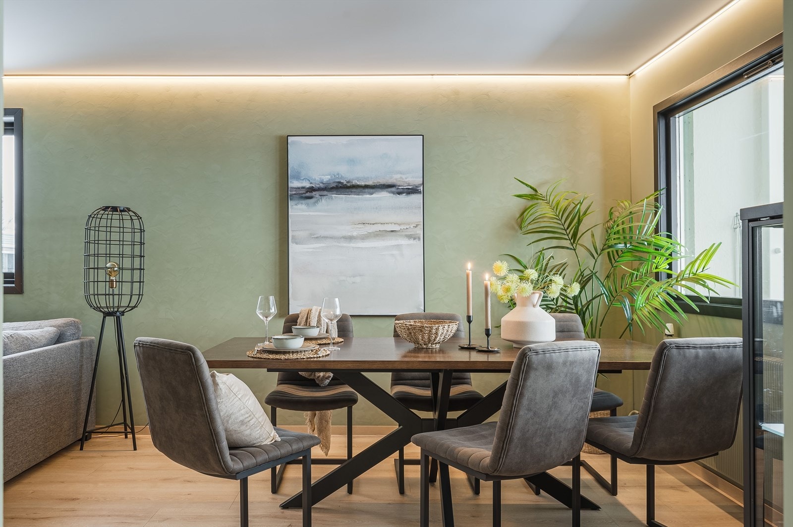 Stuen har store vindusflater mot to ulike himmelretninger som sørger for rikelig med naturlig lys, samtidig som det er lite sjenerende innsyn. Galleribilde