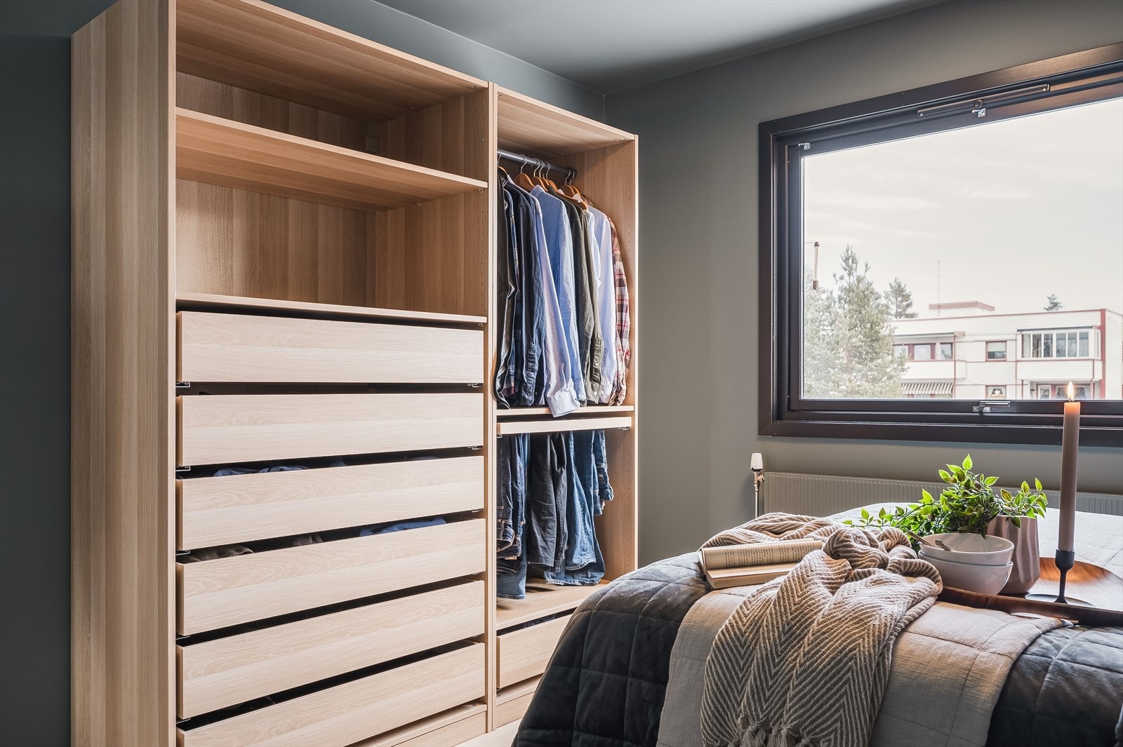 Oppbevaringsplass i åpen garderobeløsning som medfølger i handelen. På soverommet er det også plass til dobbeltseng med tilhørende nattbord, samt en kontorpult eller kommoder. Galleribilde