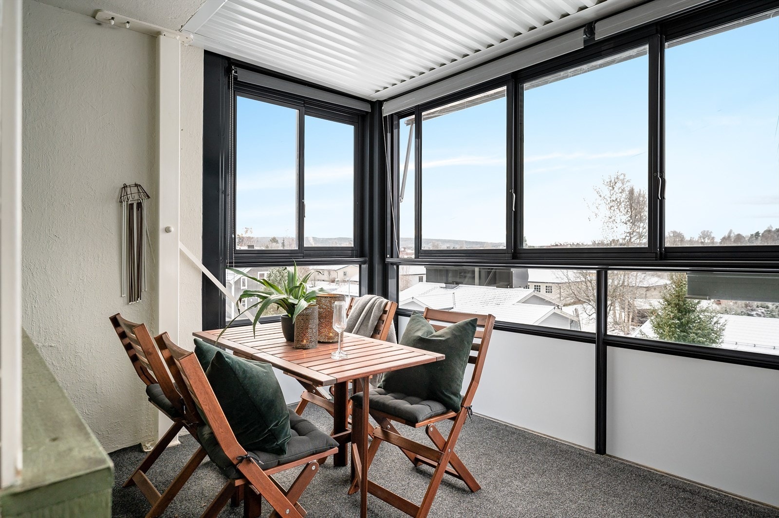 Fra stuen er det utgang til solrik innglasset balkong på ca. 11m² mot vest. Balkongen har nålefilt på gulv, skyvevinduer med glassfelt og elektrisk markise. Det er også montert innvendig solskjerming, lys og strøm. Galleribilde