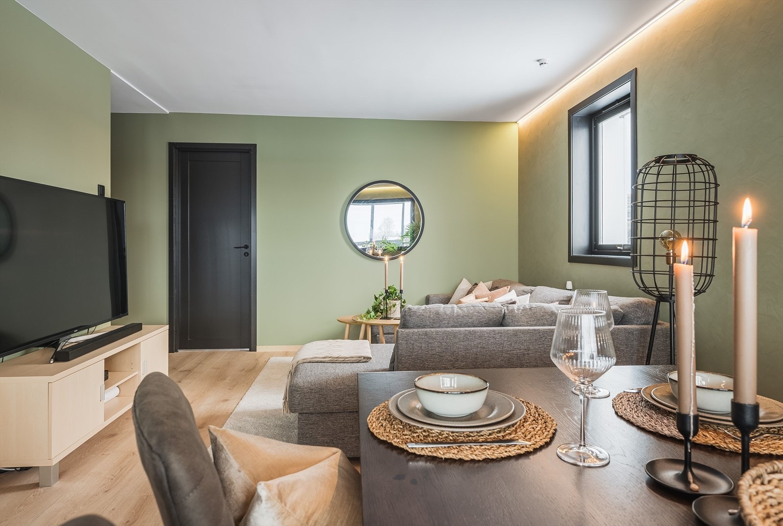 Stuen er enkel å møblere med både sofagruppe med salongbord, mediemøblement med TV og et stort spisebord. Grunnpakke kabel-TV/bredbånd (kr. 537,-) er inkludert i felleskostnadene. Galleribilde