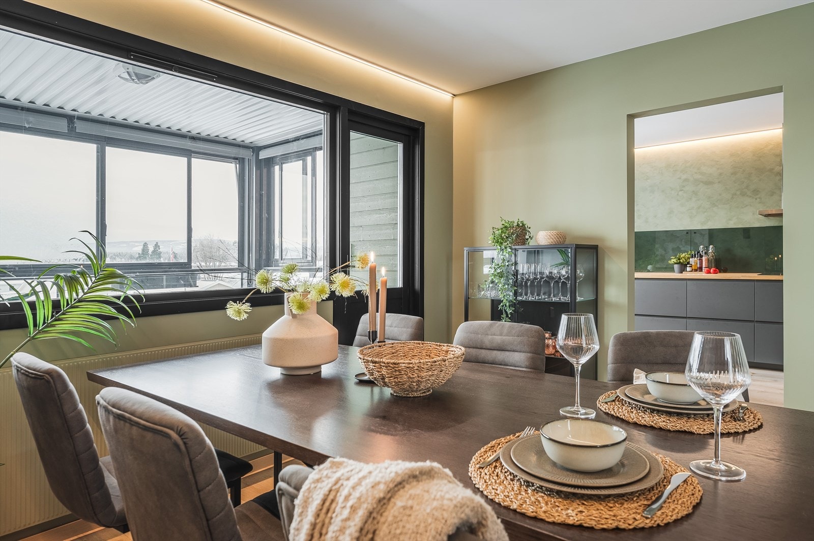 Leiligheten holdes god og lun på vinterstid med fjernvarme til radiatorer. Á-konto fjernvarme på kr. 1 000,- er inkludert i felleskostnadene. Galleribilde