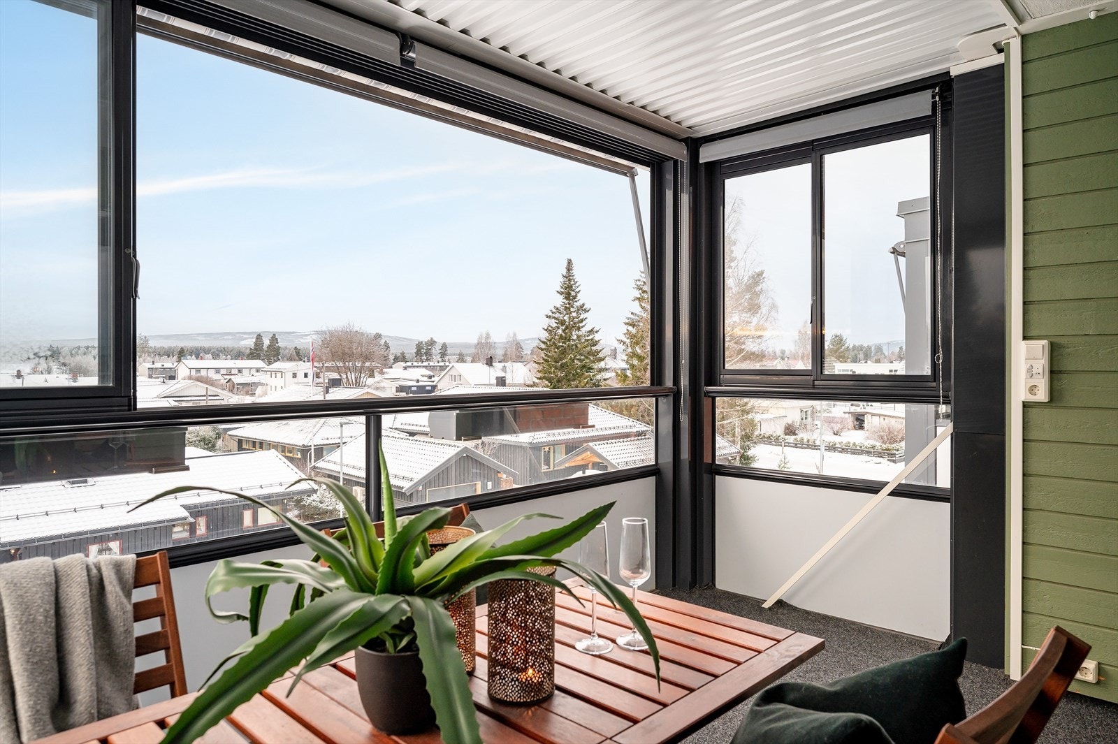 Beliggenheten i byggets toppetasje og mot vest sørger for gode solforhold til sent på kveld og fint utsyn. Siden balkongen er innglasset er dette en fin plass som kan benyttes gjennom hele året! Galleribilde