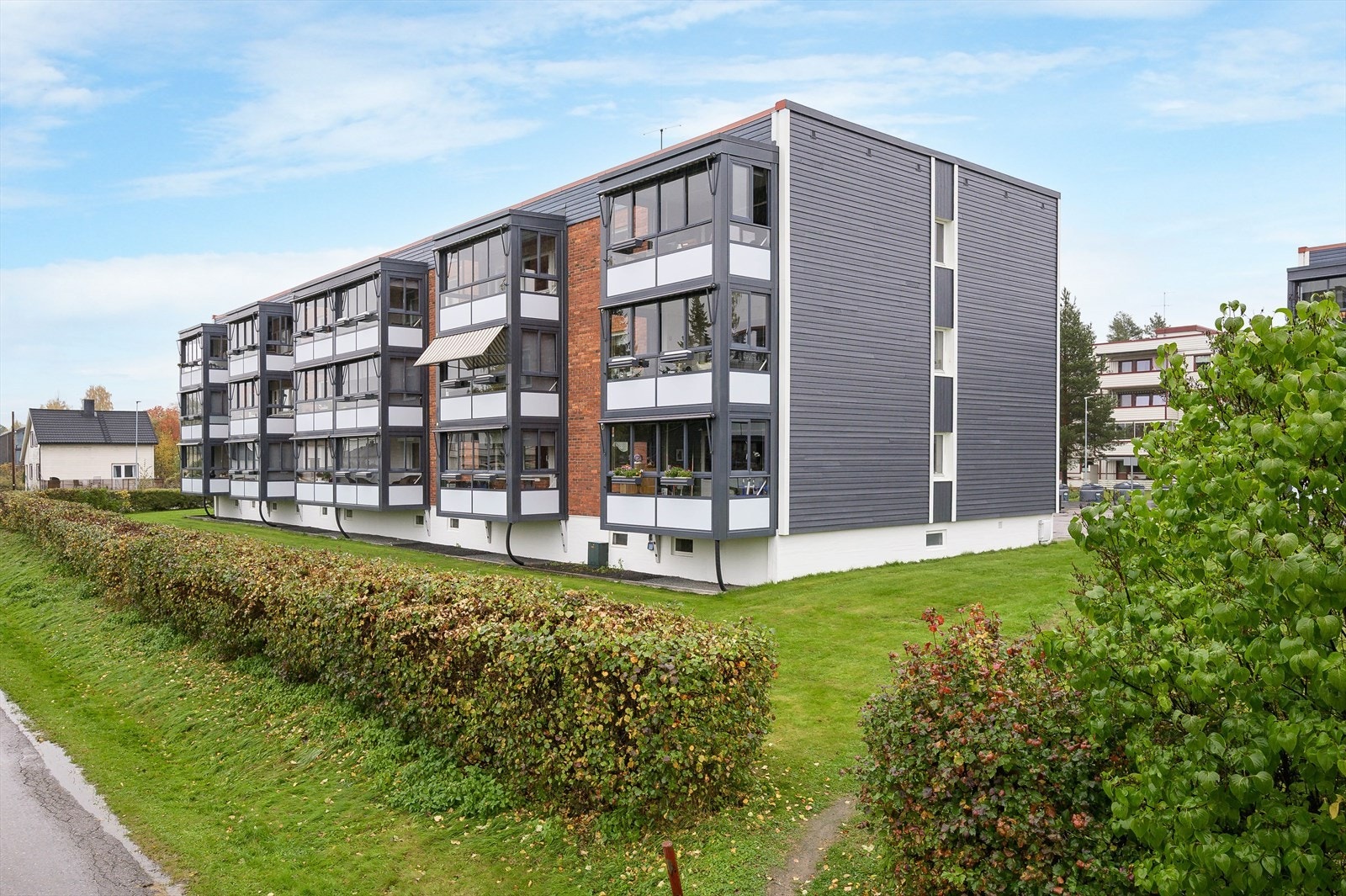 Mulighet for leie av garasjeplass gjennom borettslaget (ved ledige plasser tildeles disse etter ansiennitetsprinsippet). Galleribilde