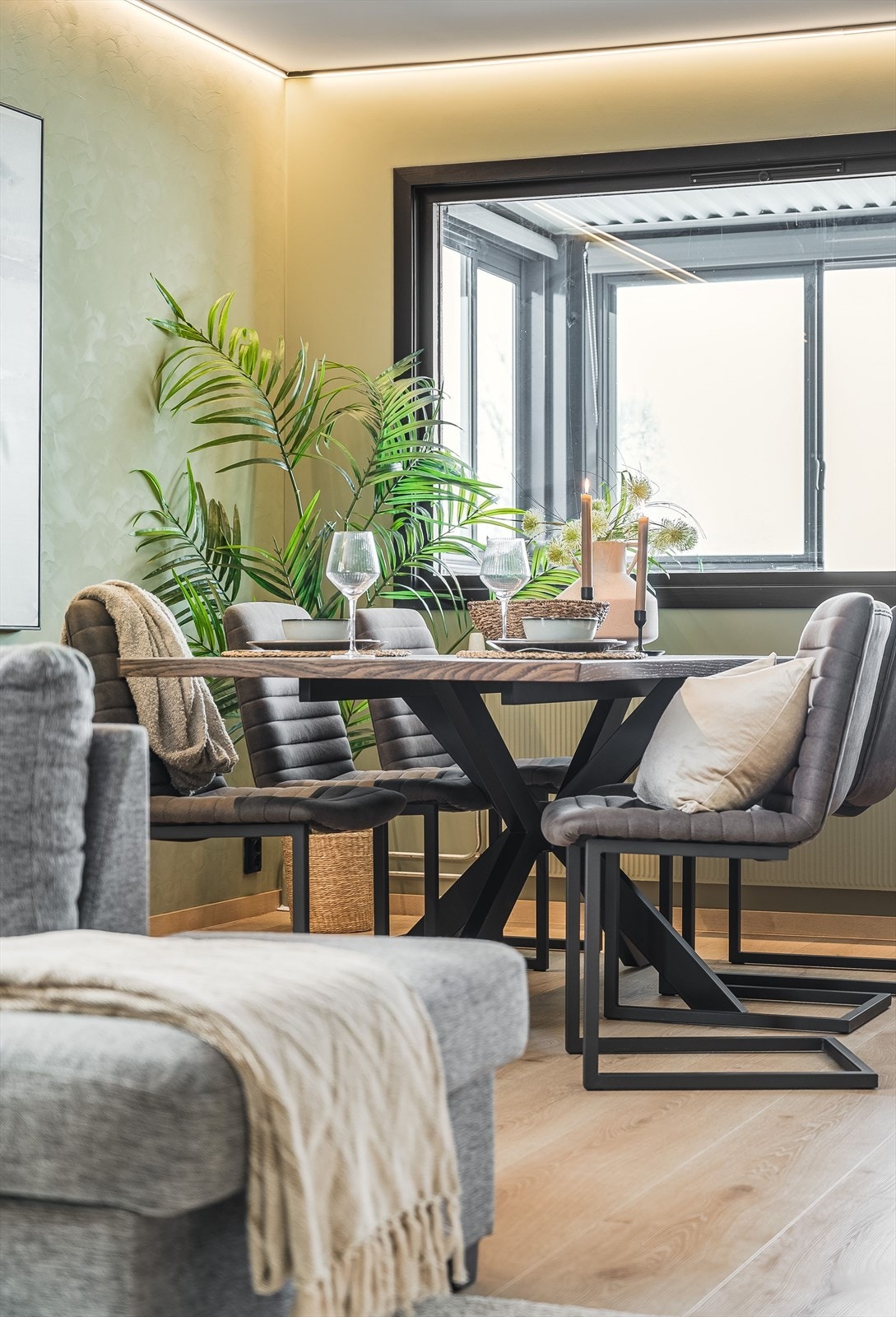 Alle vinduene i leiligheten har sorte vinduskarmer som gir et stilrent og moderne uttrykk. Galleribilde