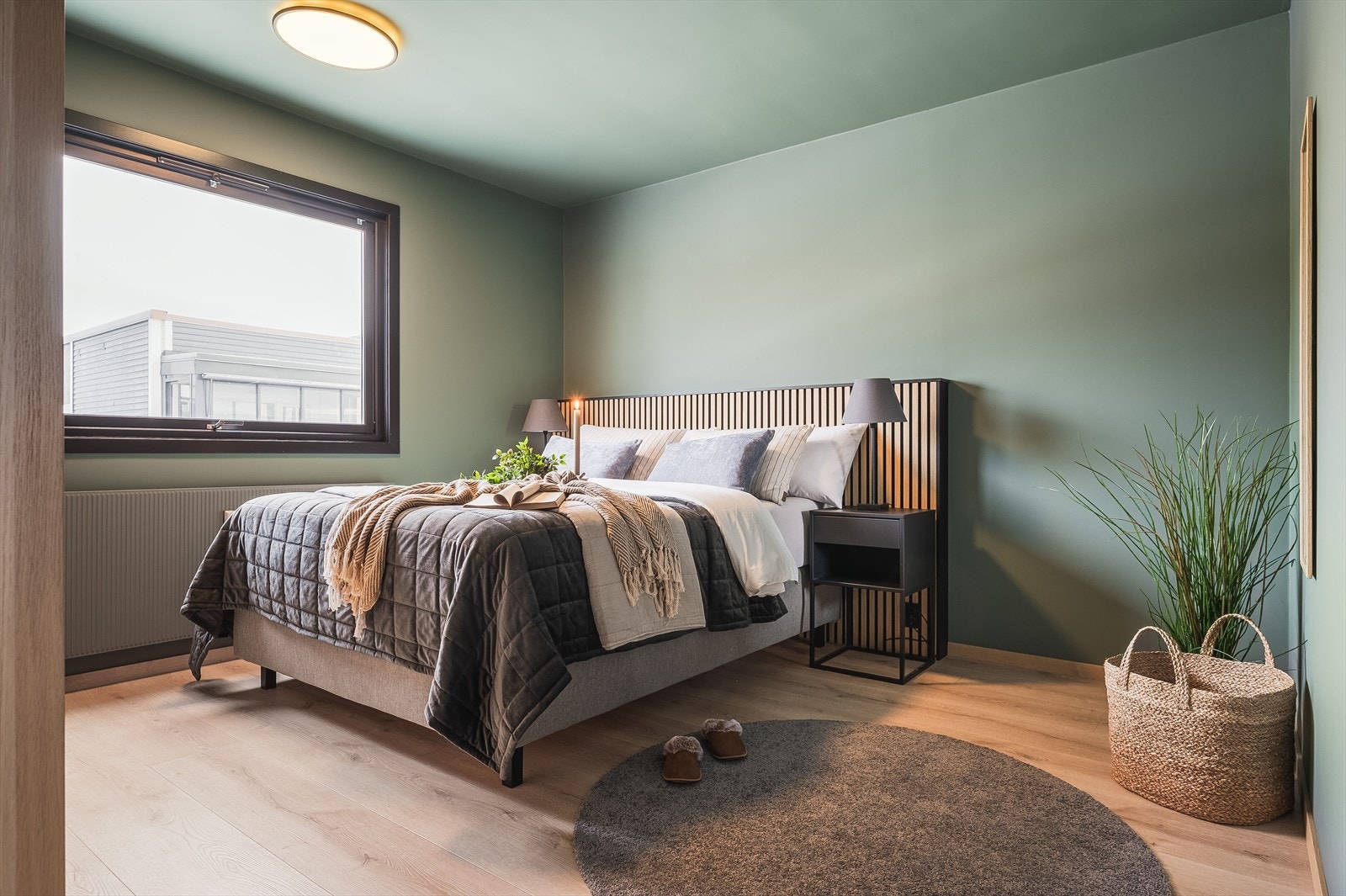 Lyst og innbydende hovedsoverom av god størrelse. Moderne standard med enstavs høytrykkslaminat fra 2022 på gulv, glatte overflater malt i 2022 og skjult elektrisk anlegg. Galleribilde