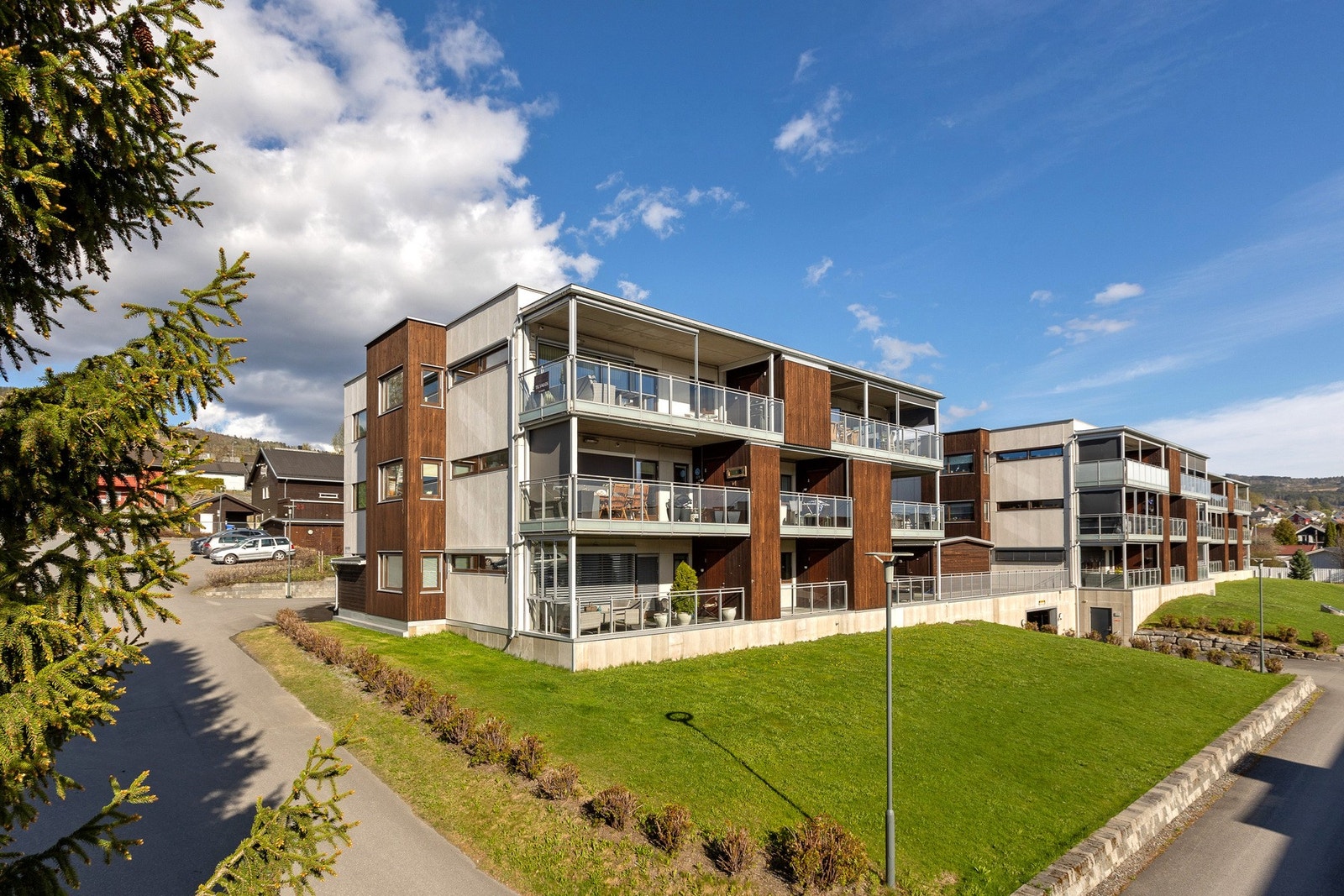 Pent opparbeidede utearealer i sameiet. Toppleilighet med flott solgang og utsiktsforhold. Galleribilde