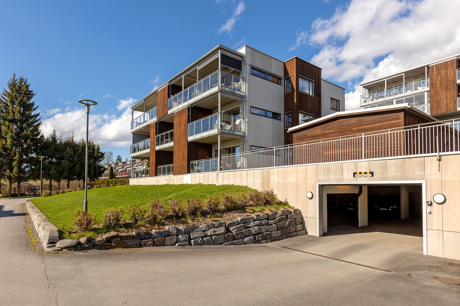 Innkjøring til felles, oppvarmet garasjekjeller hvorav leiligheten disponerer to garasjeplasser. Galleribilde