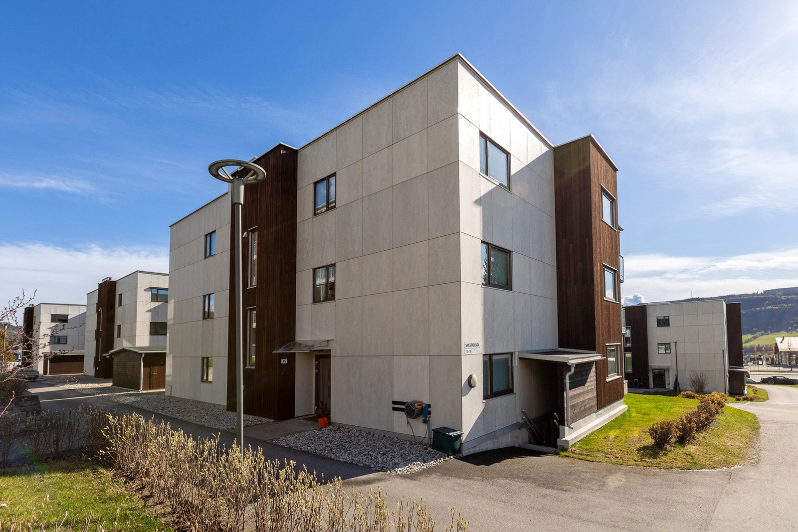 Inngang til Smestadenga 15. Leiligheten ligger øverst og lengs nord i bygget. Galleribilde