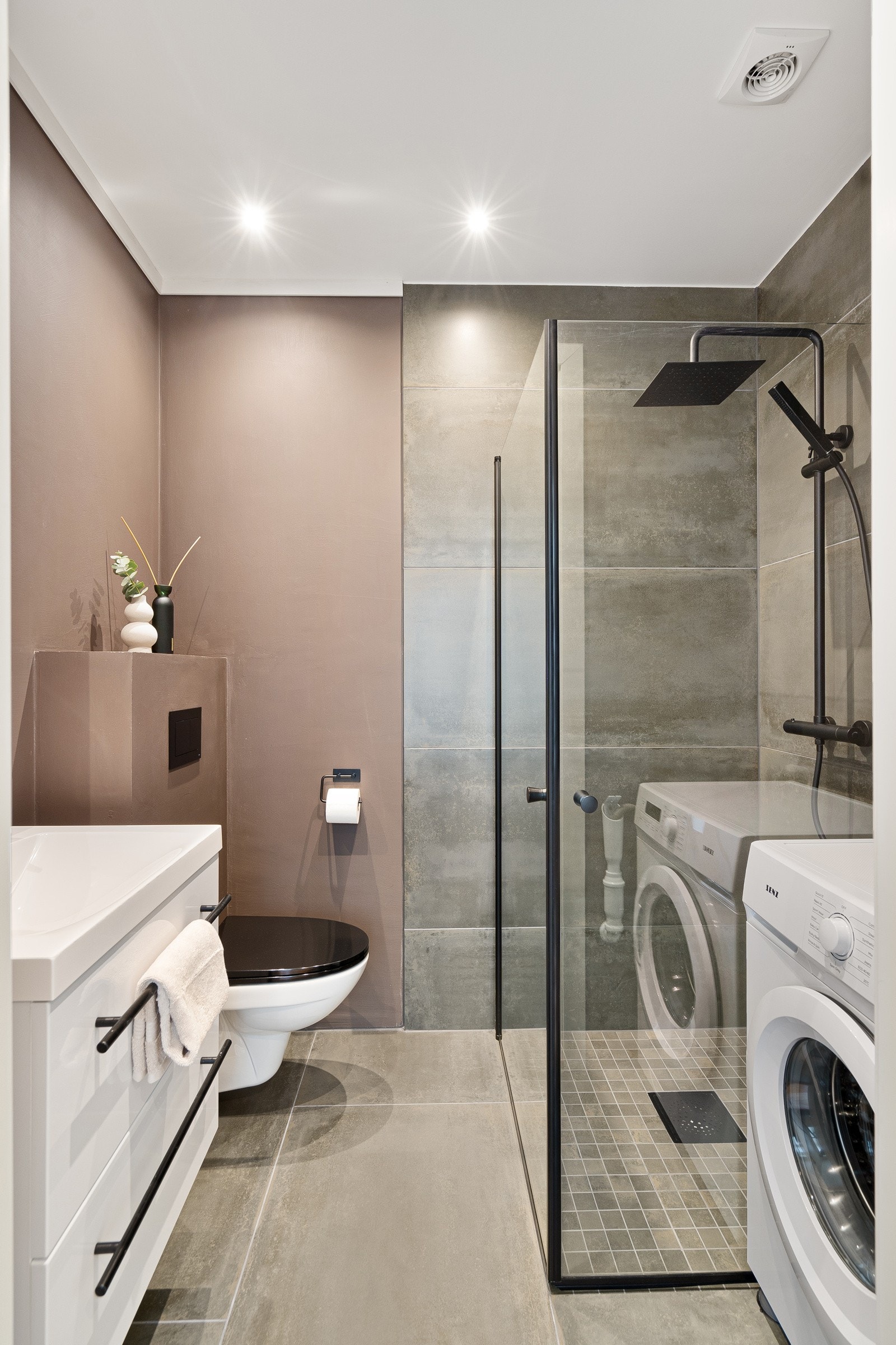 Innbydende og lekkert baderom med varmekabler Galleribilde