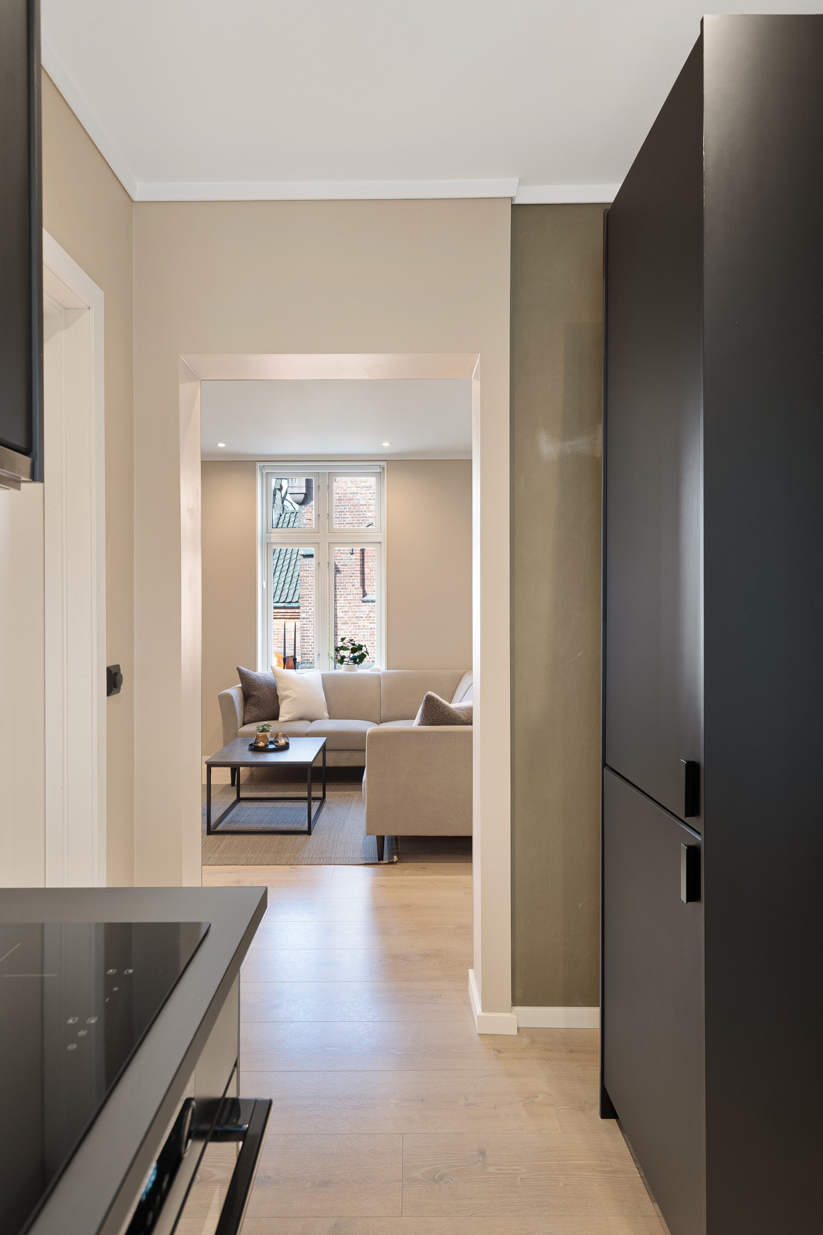 Praktisk med romslig, integrert kjøl/fryseskap Galleribilde