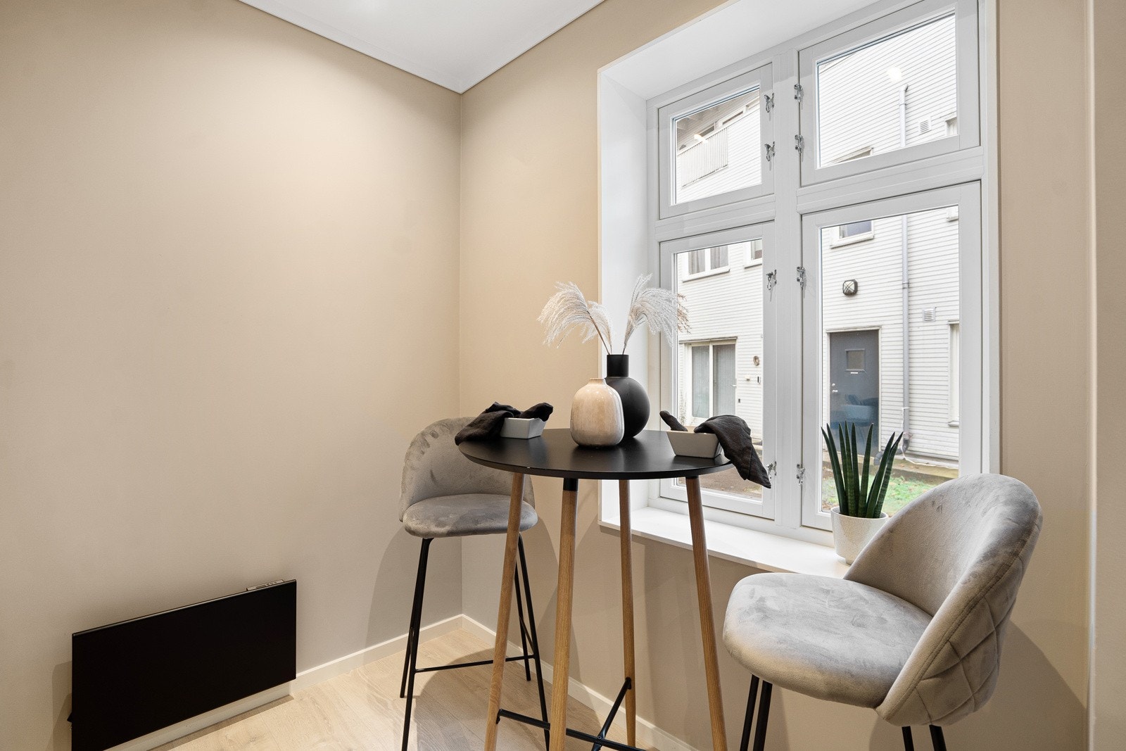 Kontor, spiseplass eller lagringsplass? (alternativ løsning til forrige bilde) Ved å sette opp ekstra skap her, utnyttes plassen enda bedre med tanke på lagring Galleribilde