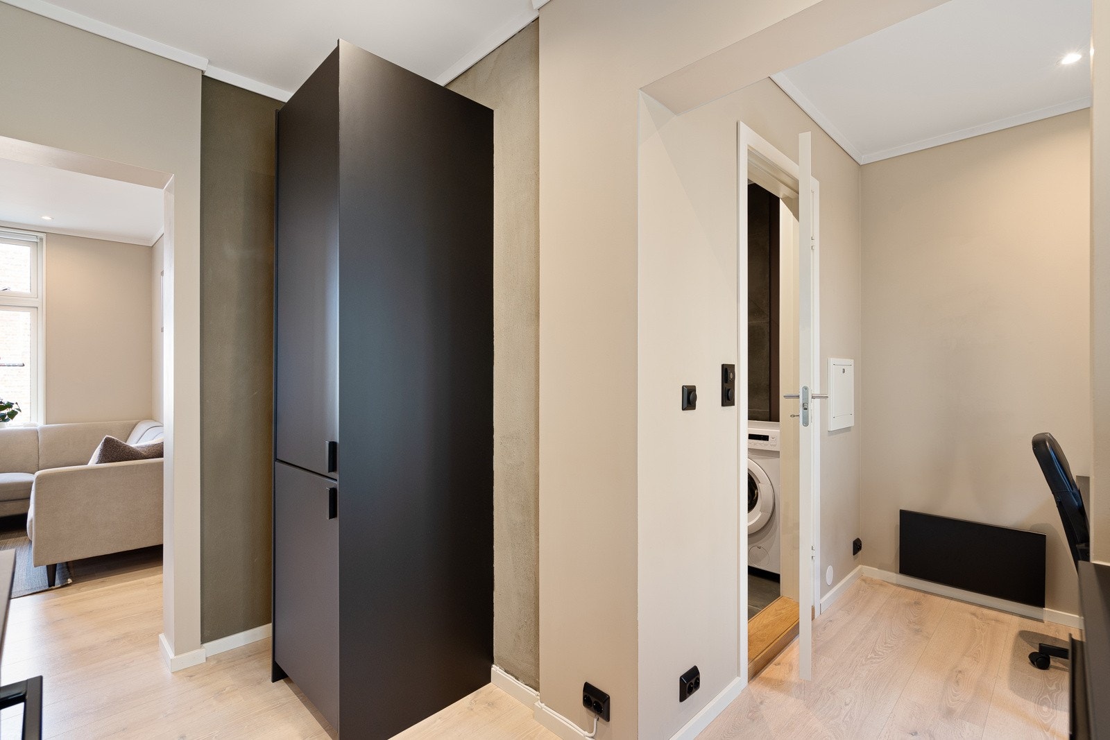 Ved kjøkkenet er det en liten, fin plass til enten kontor eller som spiseplass - enkelt å montere opp ekstra skapinnredning/garderobe/lagring Galleribilde