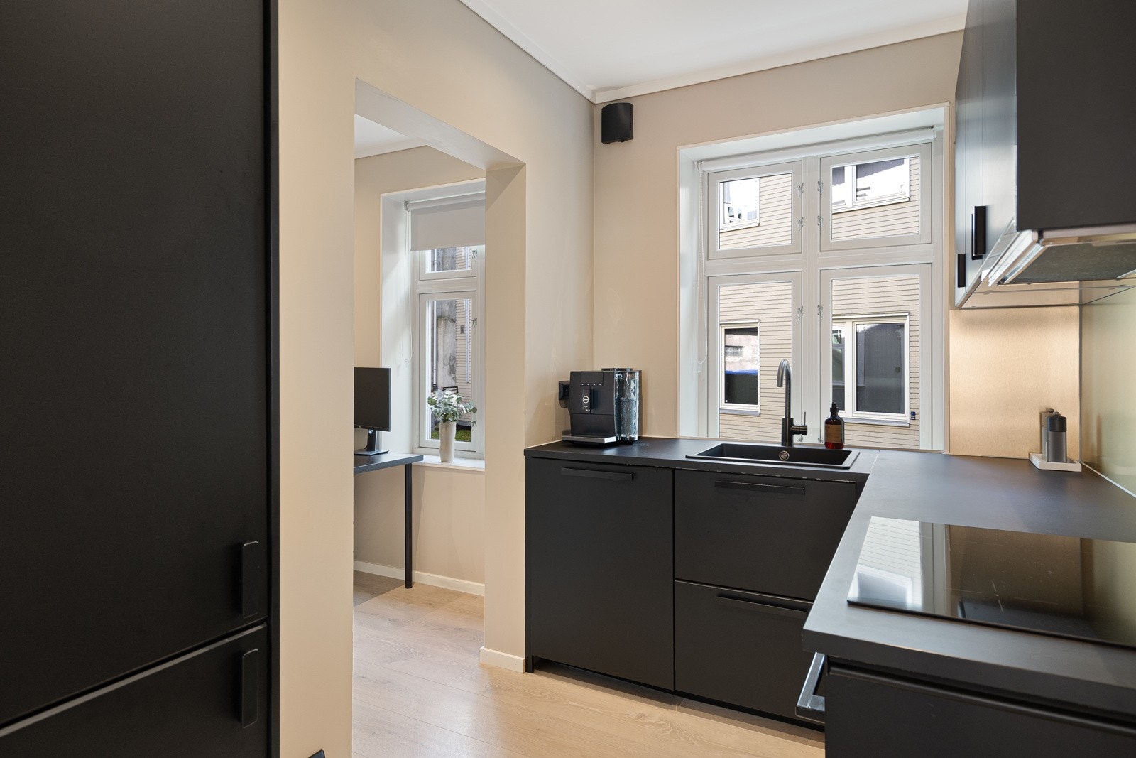 Praktisk og godt utnyttet kjøkken med alt av hvitevarer m.m Galleribilde