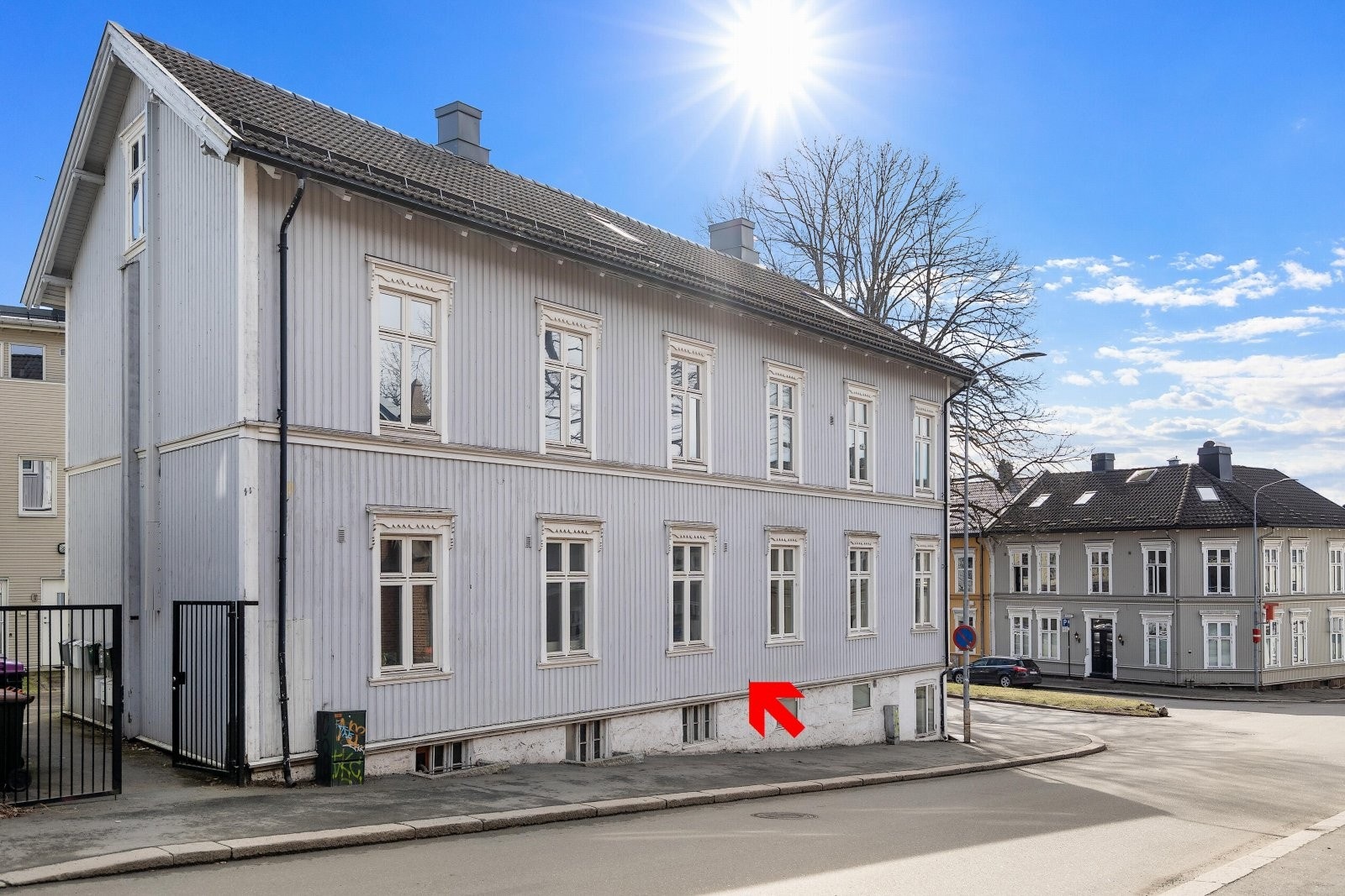 Leiligheten ligger i høy 1.etasje med svært sentral beliggenhet Galleribilde