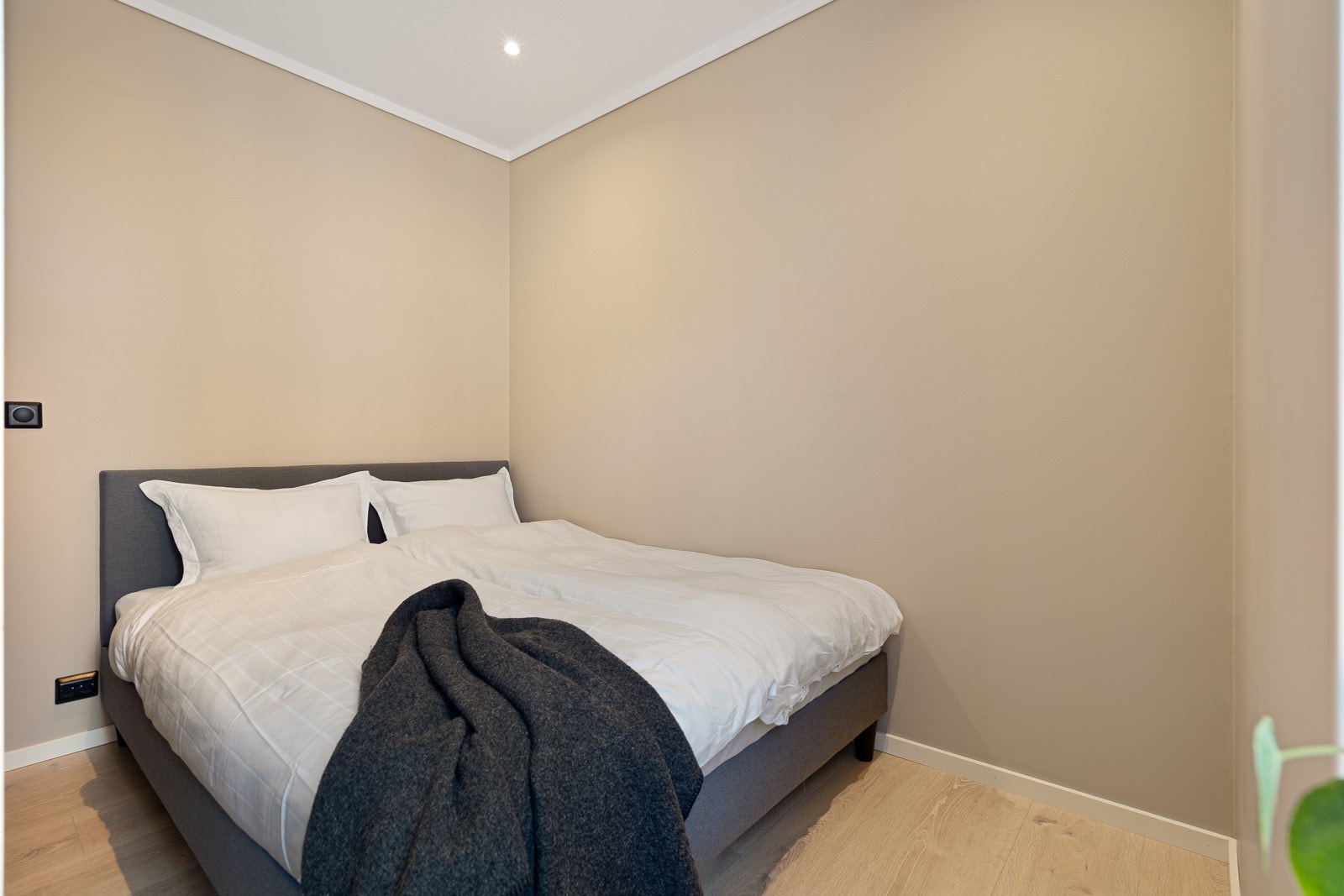 Sovealkove med fin plass til dobbelseng, samt plass til skap (både ved siden av sengen og eventuelle overskap for å maksimere skapplassen) Galleribilde